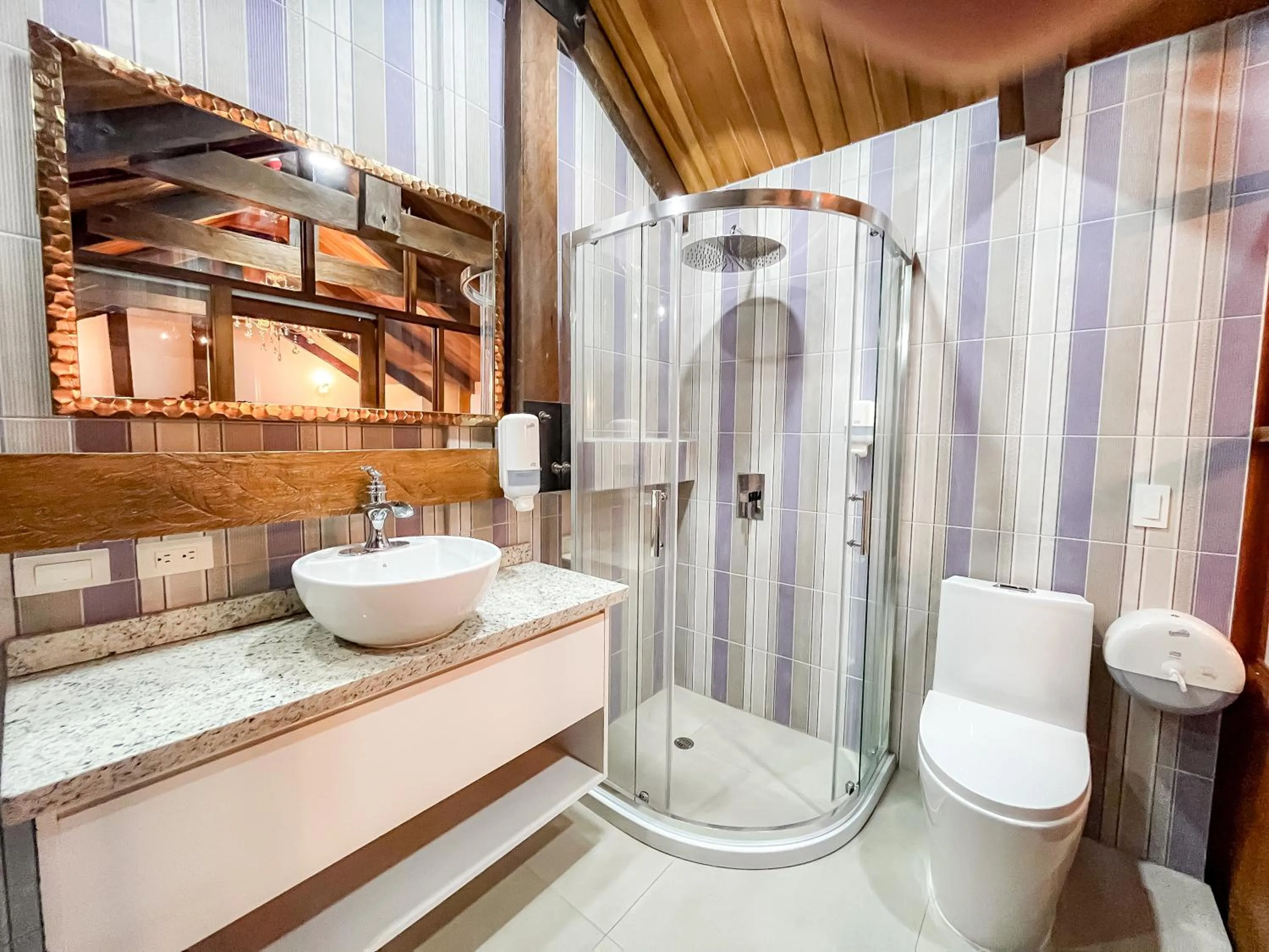 Shower in Hotel & Rooftop King Experience by David