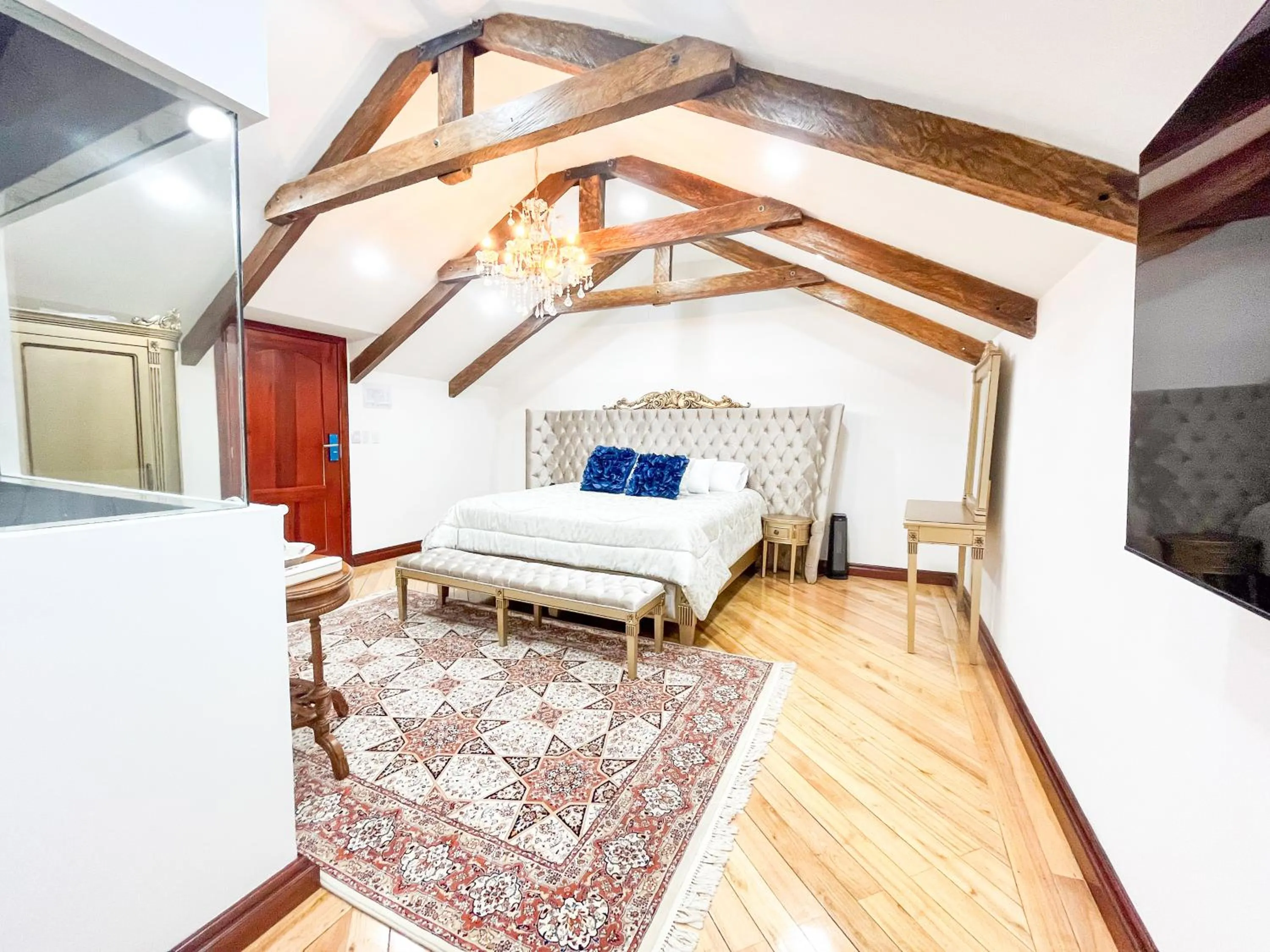 Bed in Hotel & Rooftop King Experience by David