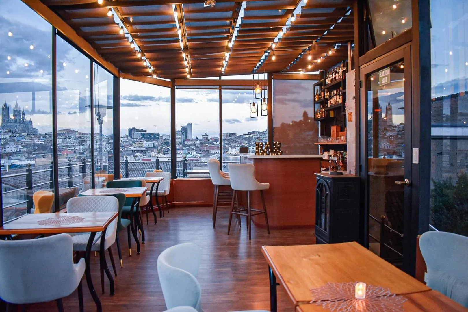 Restaurant/places to eat in Hotel & Rooftop King Experience by David