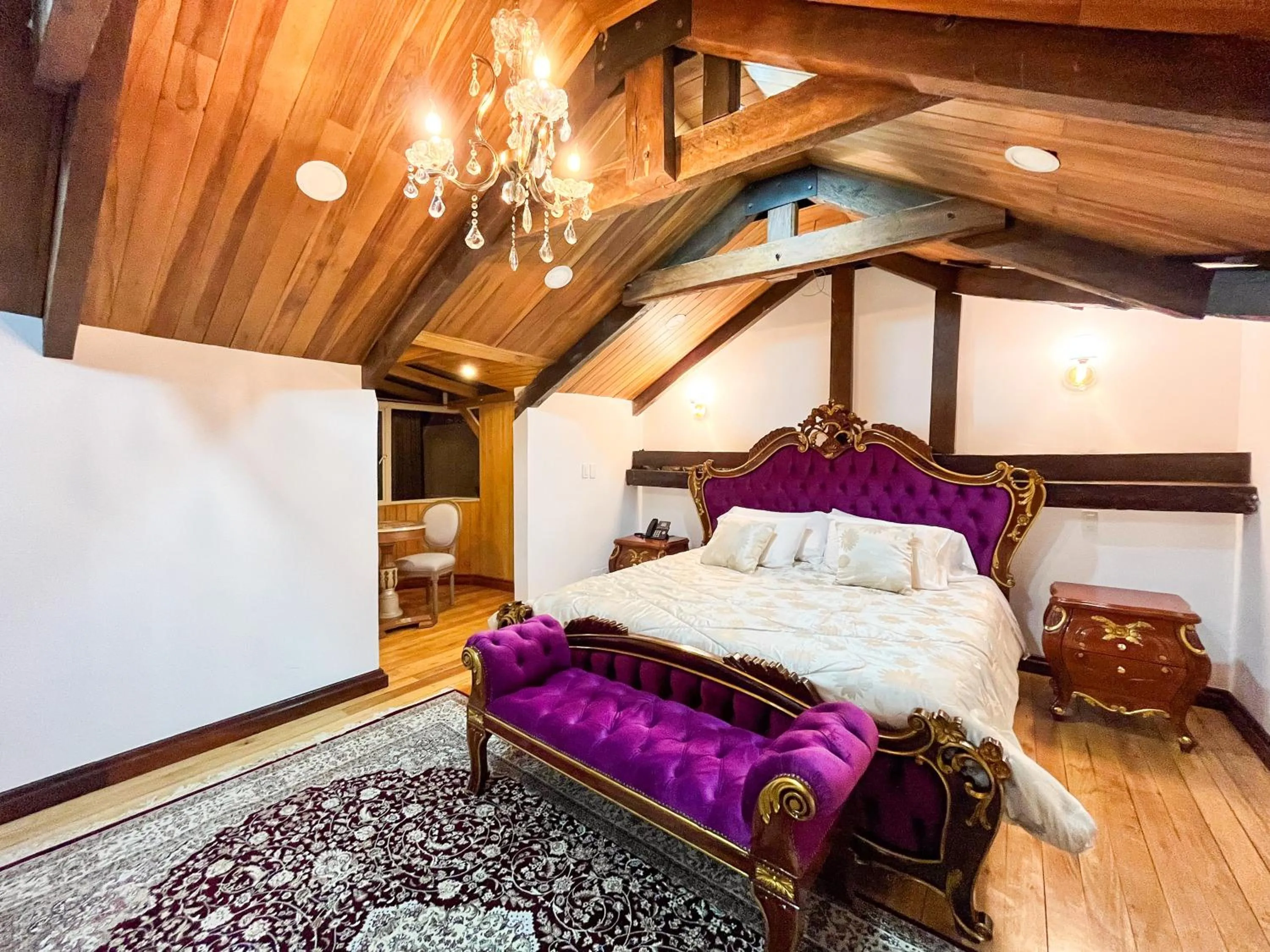 Bed in Hotel & Rooftop King Experience by David