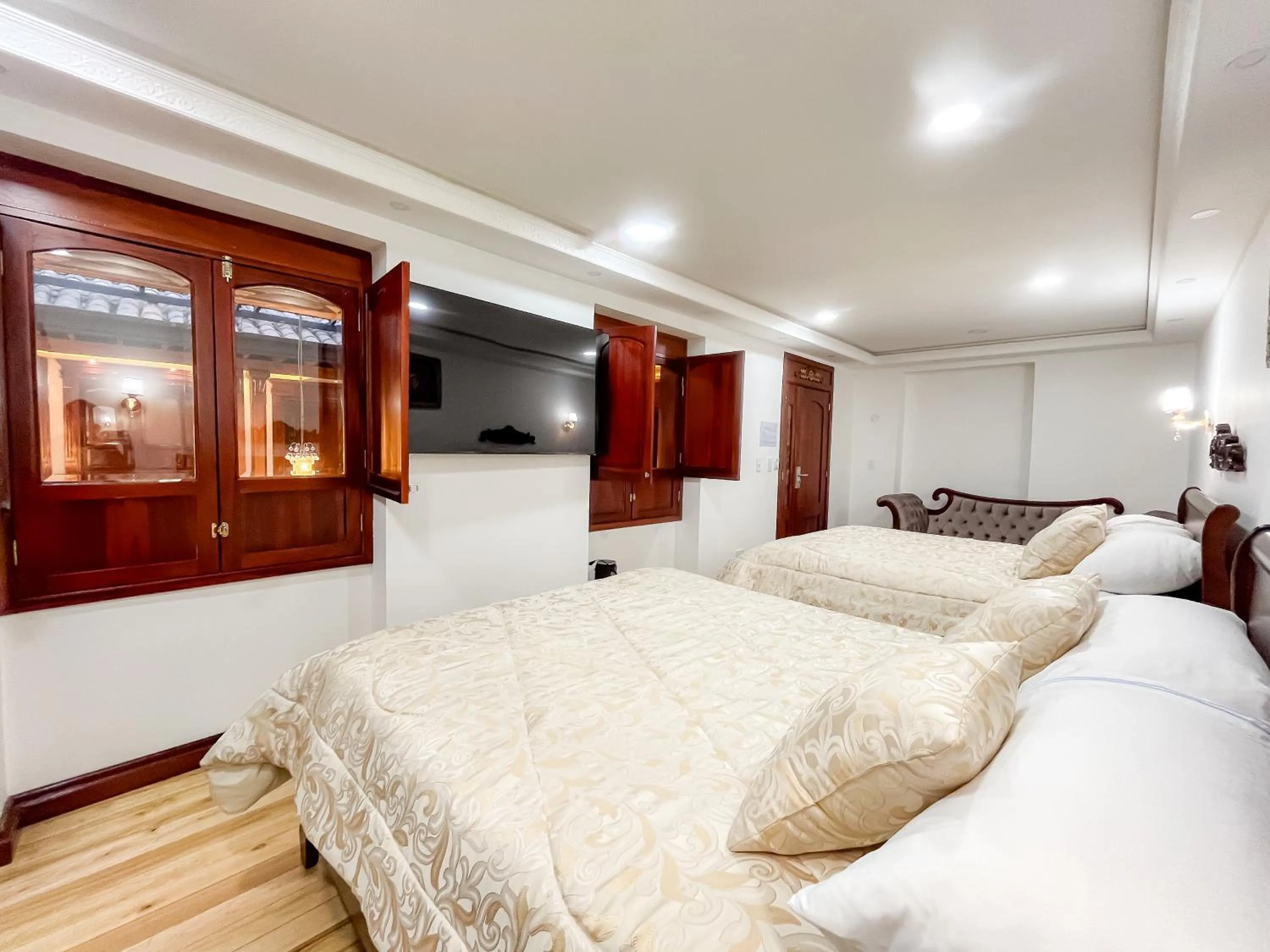 Bed in Hotel & Rooftop King Experience by David