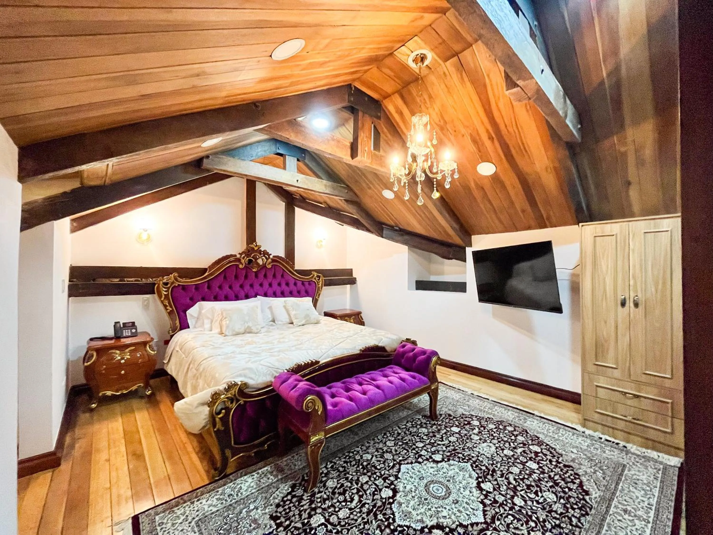 Bed in Hotel & Rooftop King Experience by David