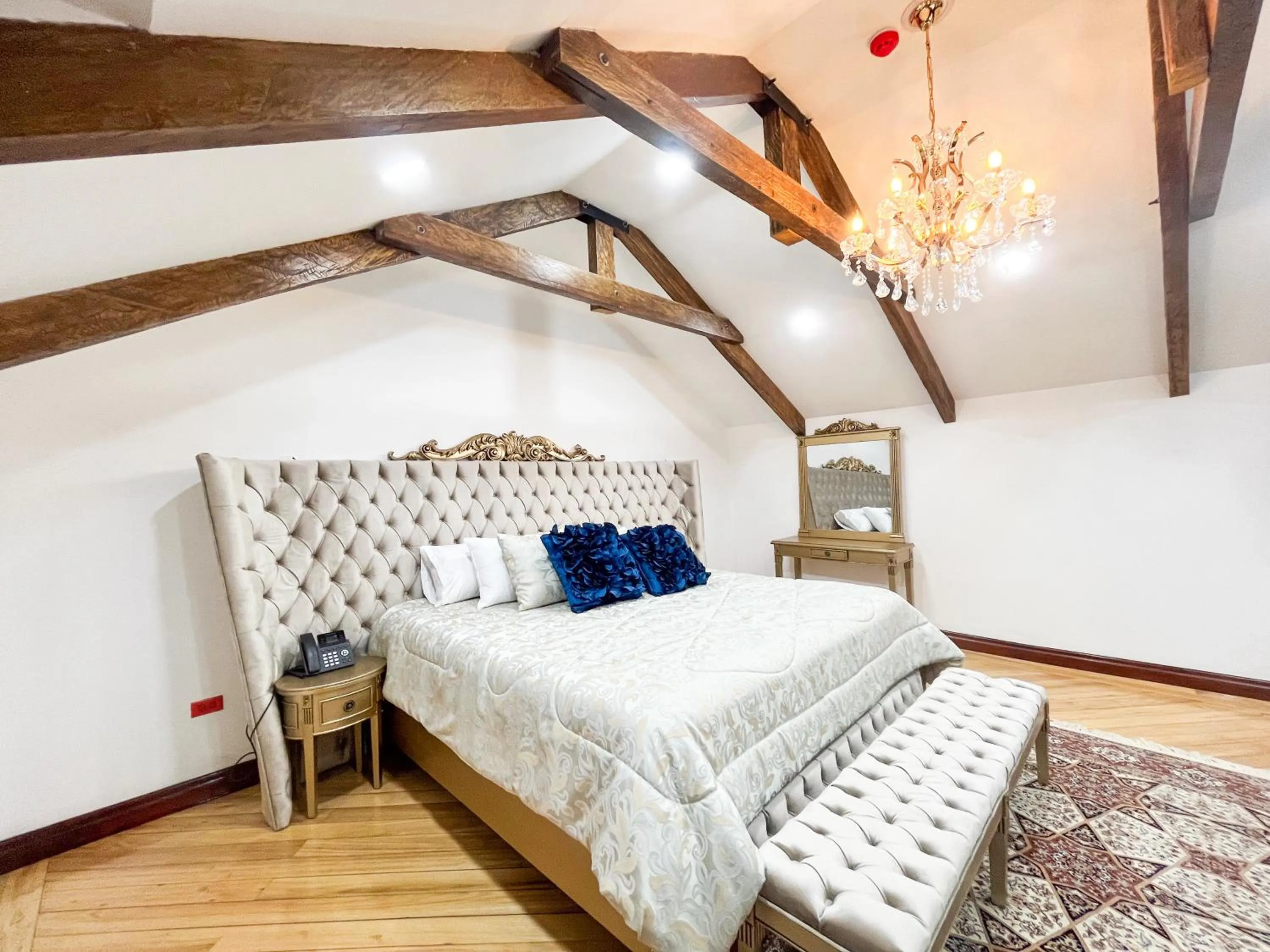 Bed in Hotel & Rooftop King Experience by David