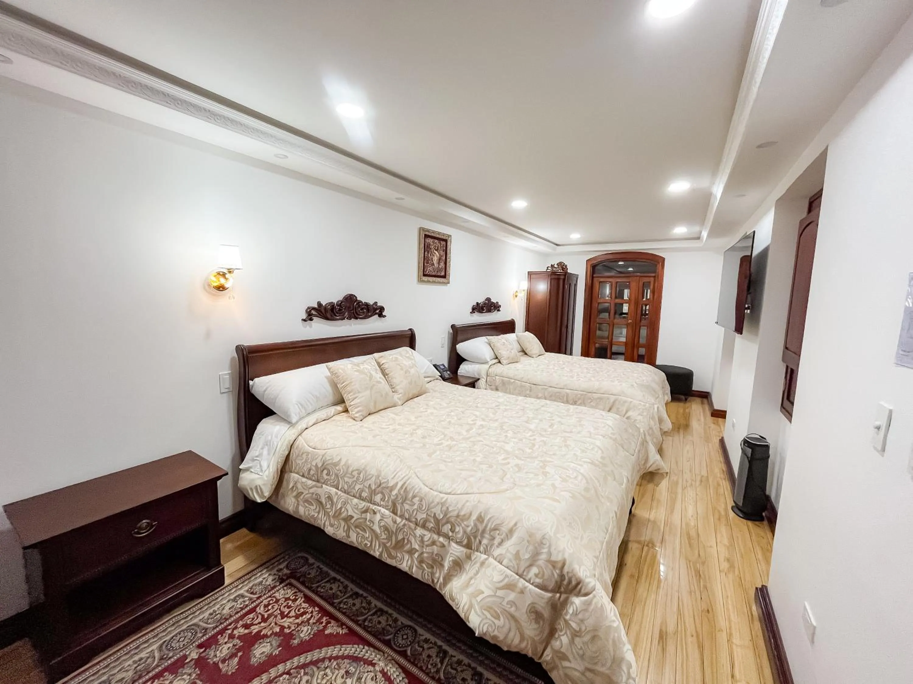 Bed in Hotel & Rooftop King Experience by David