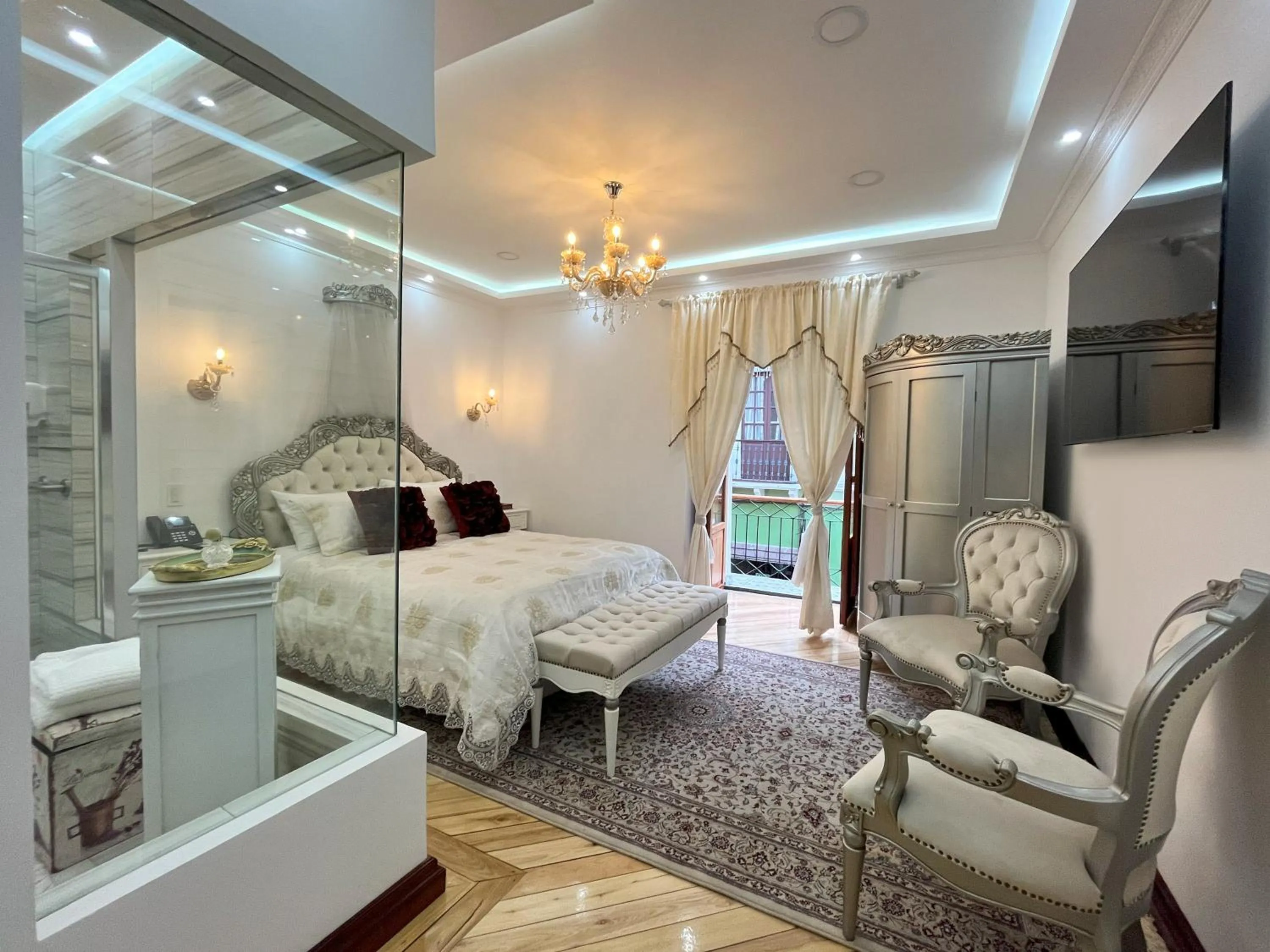 Bed in Hotel & Rooftop King Experience by David