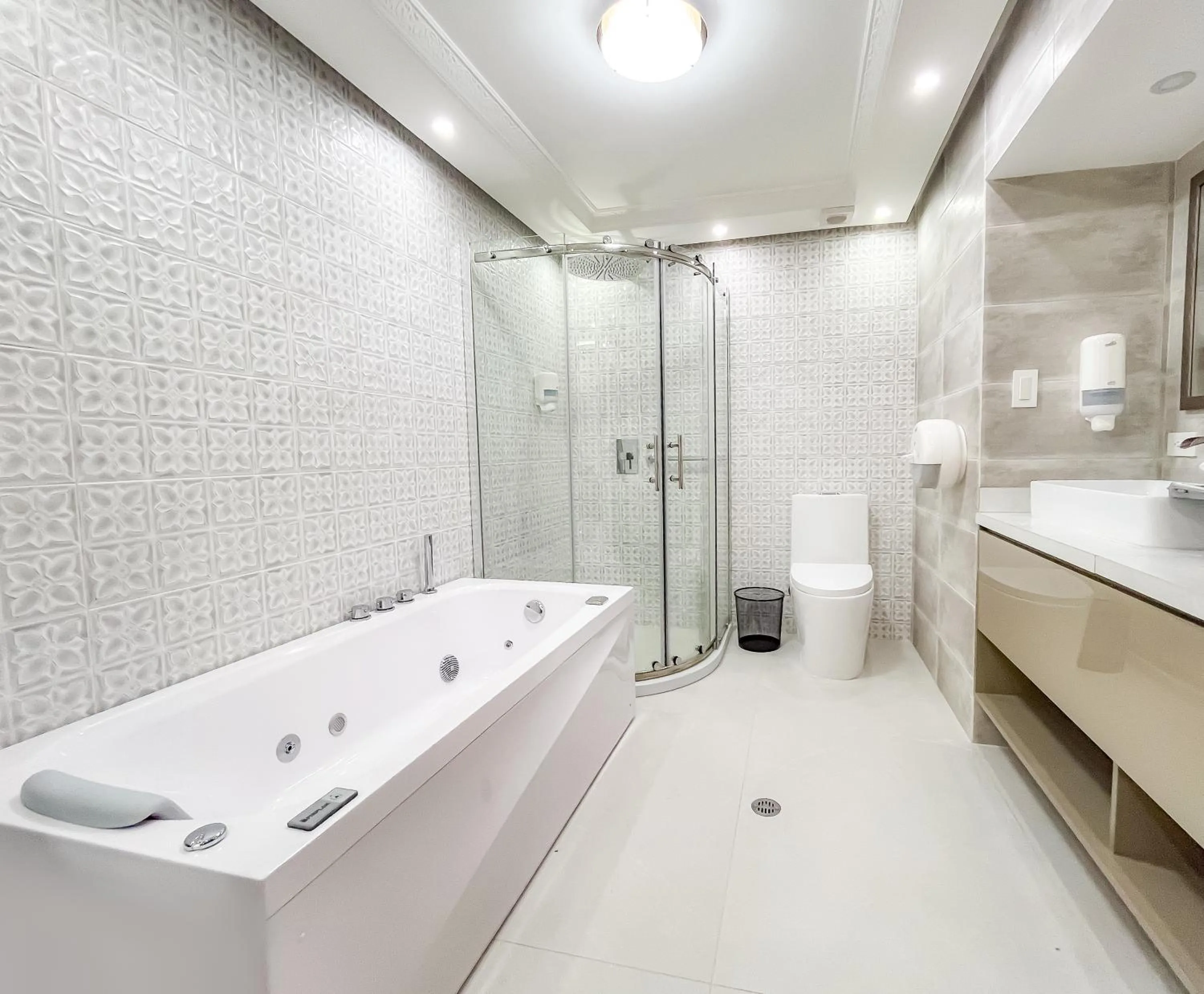 Shower in Hotel & Rooftop King Experience by David