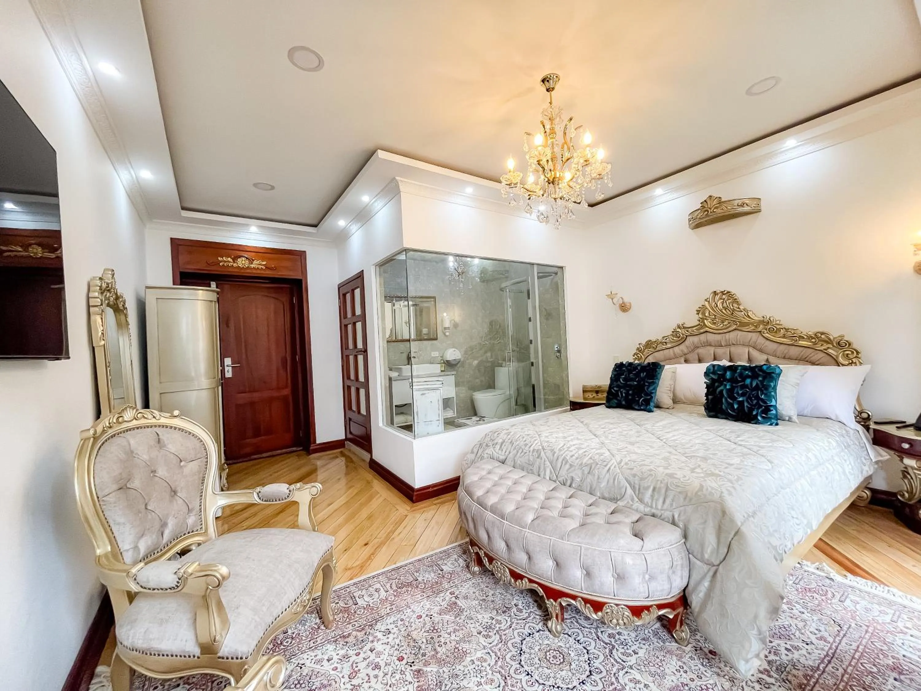 Bed in Hotel & Rooftop King Experience by David