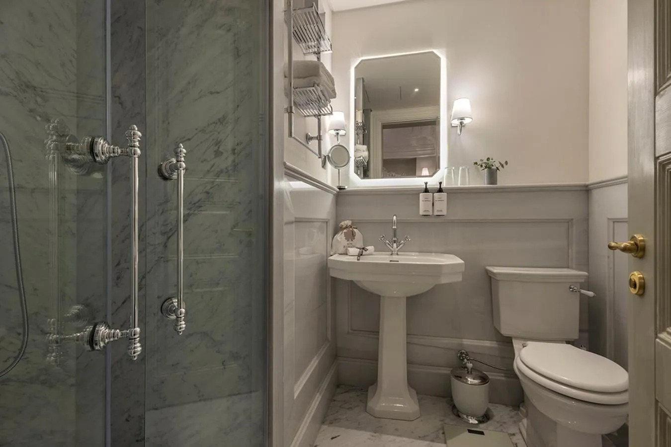 Shower in Komana Hotel Binbirdirek