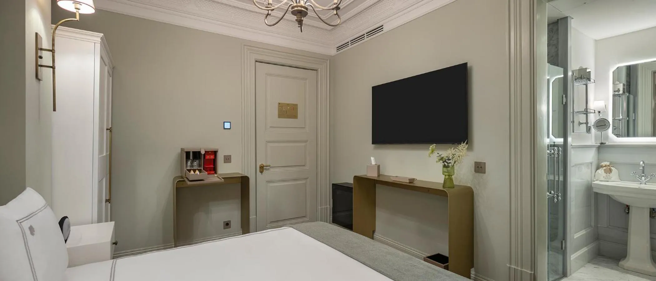 wardrobe, Bed in Komana Hotel Binbirdirek