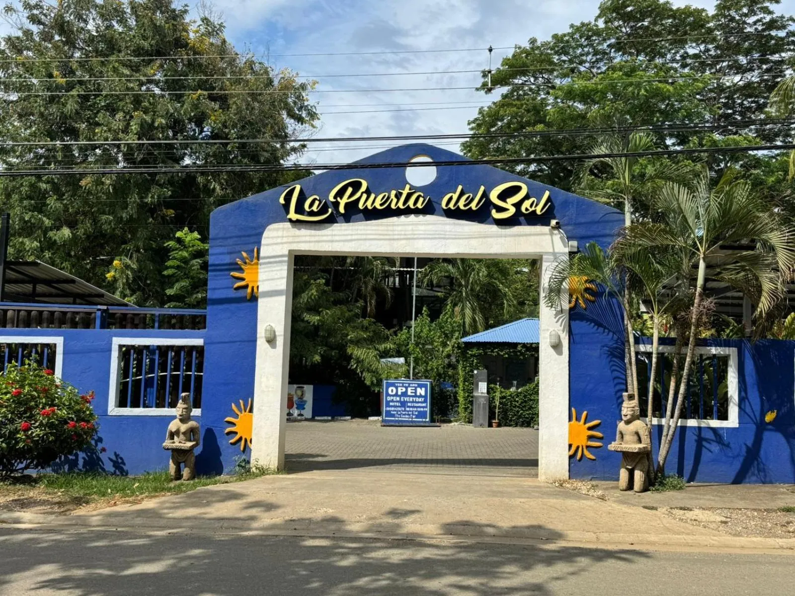 Facade/entrance in La Puerta del Sol