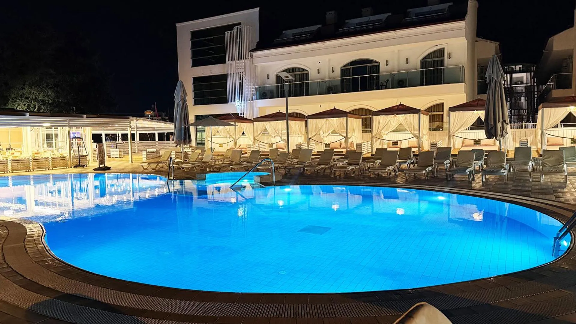 Swimming pool in Forum Residence Hotel