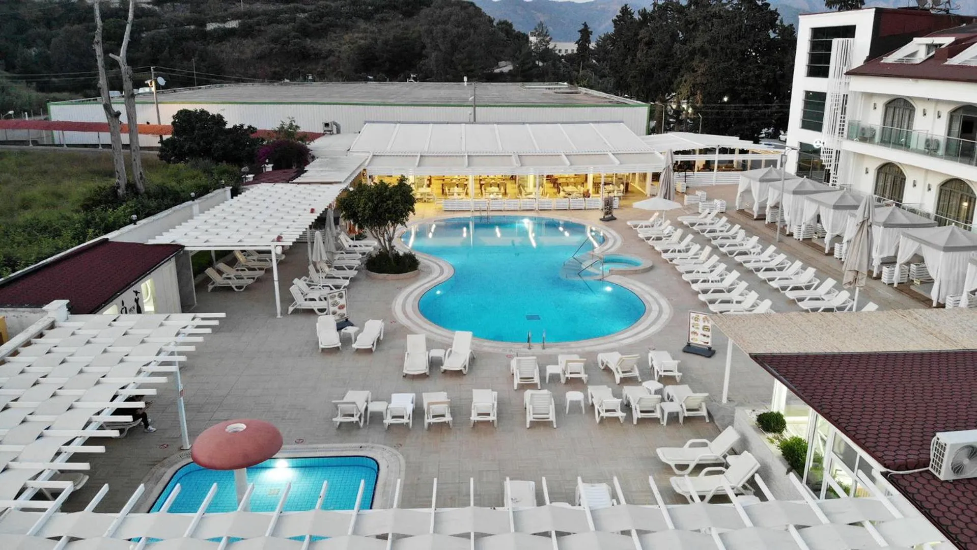 Swimming pool in Forum Residence Hotel