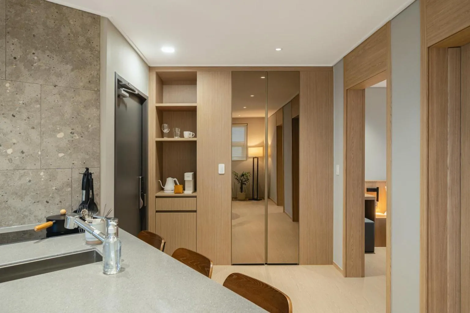 Photo of the whole room in Le Collective Sokcho Beach