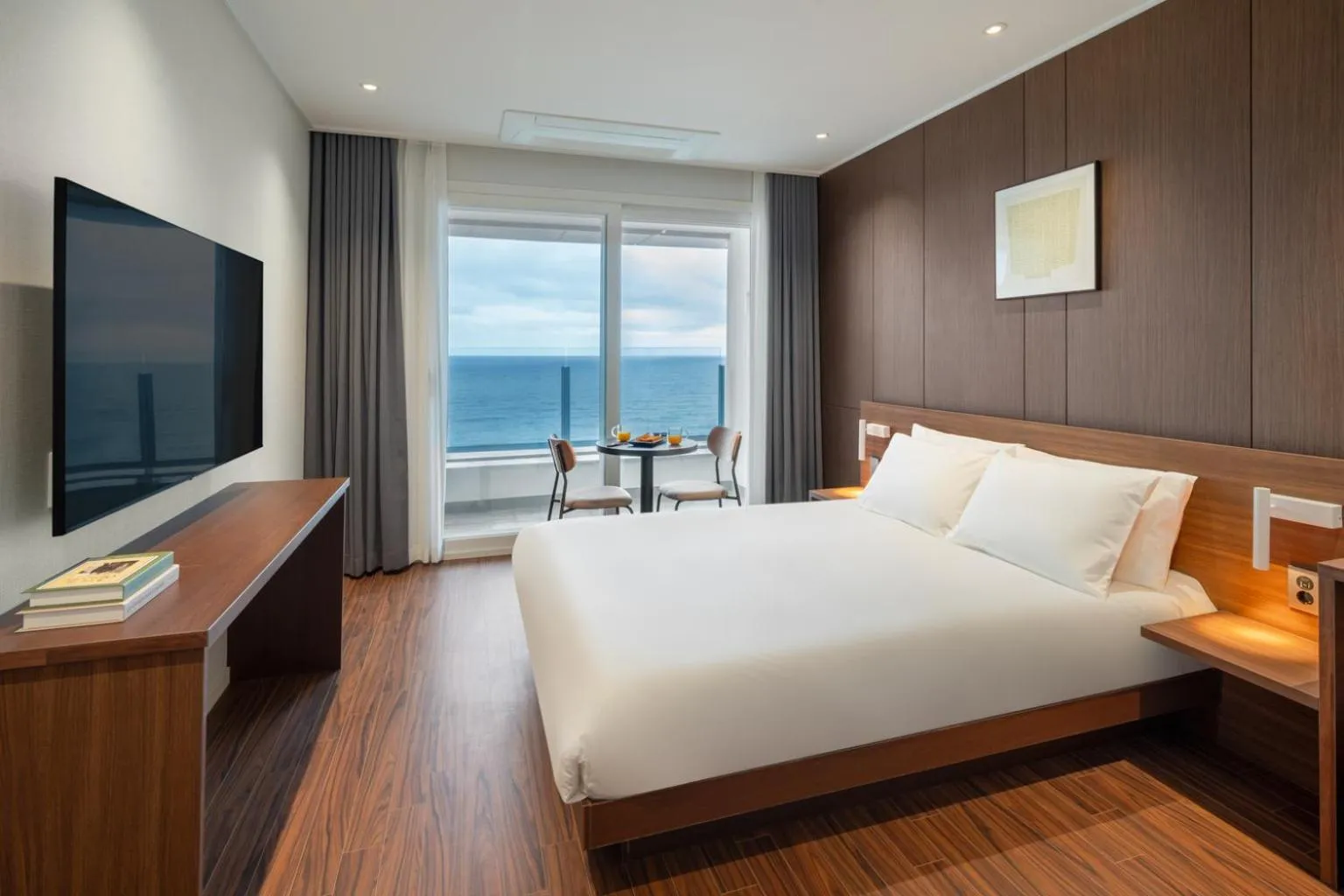 Property building, Bed in Le Collective Sokcho Beach