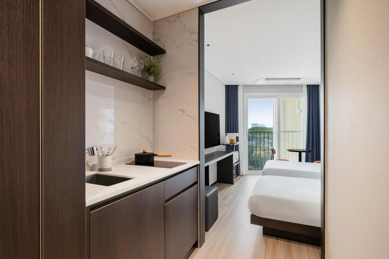 Photo of the whole room, Bed in Le Collective Sokcho Beach