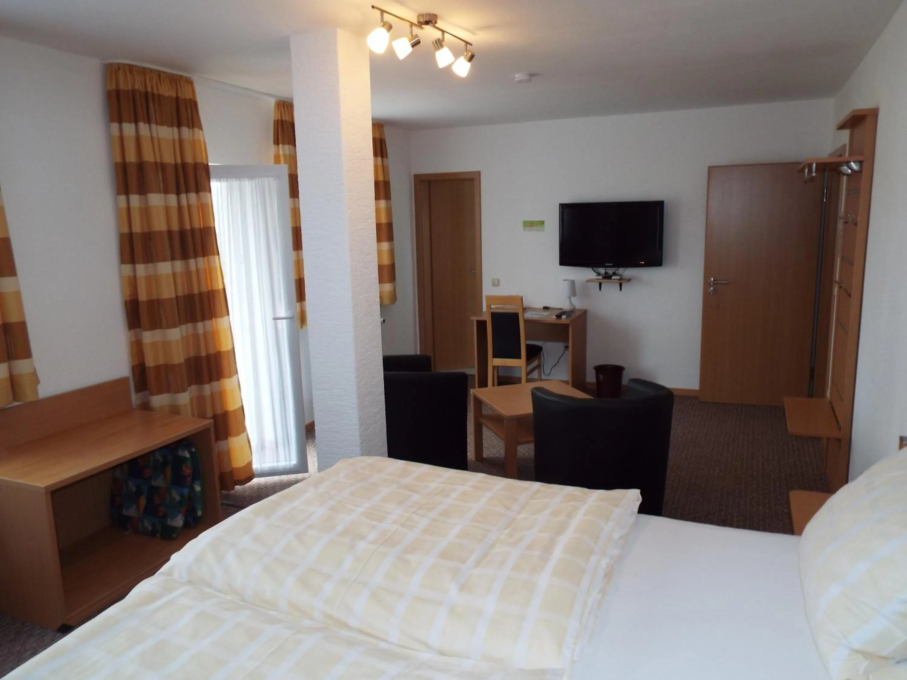 Photo of the whole room, Bed in Hotel garni Zum Reinhardswald