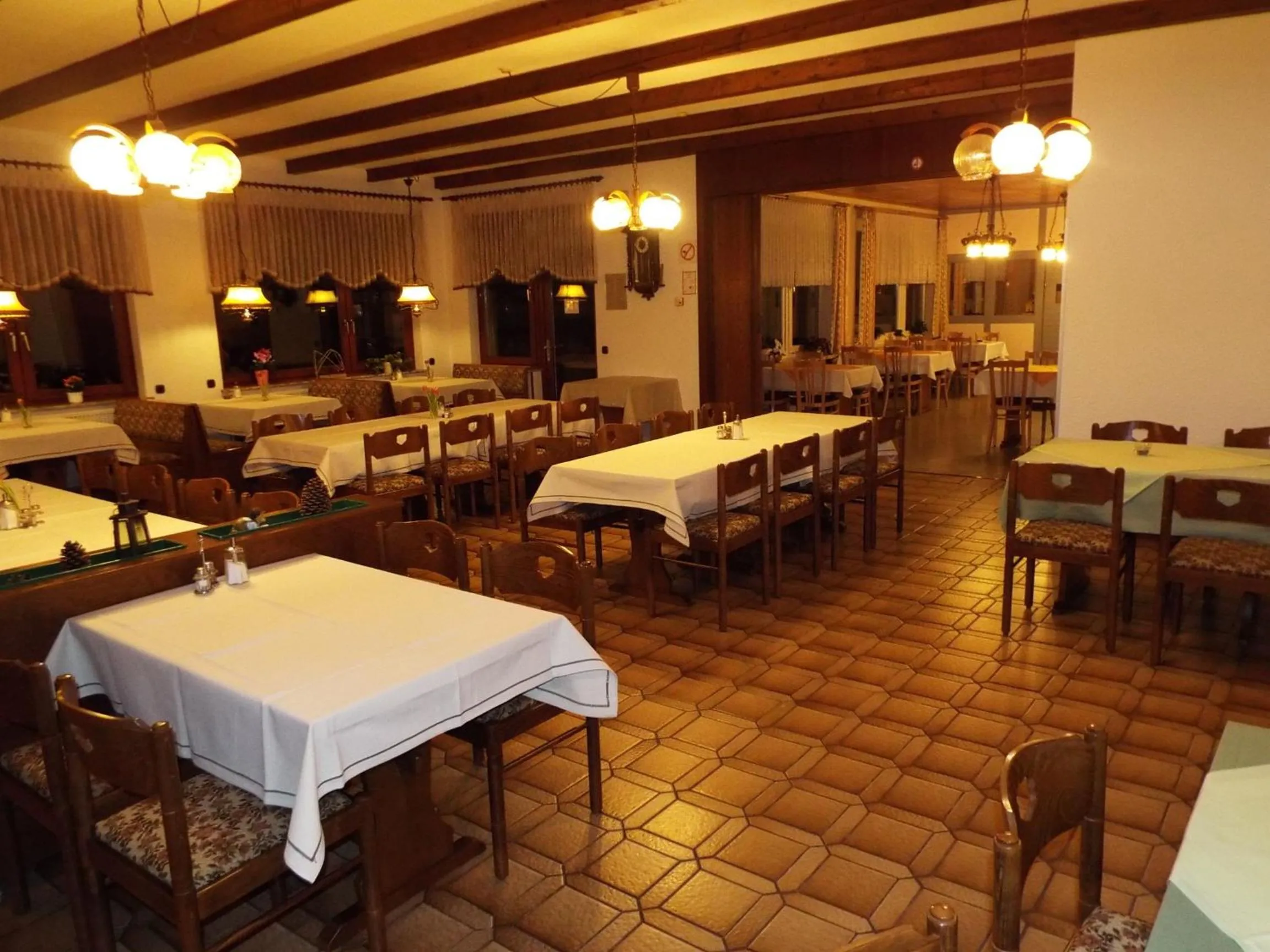 Restaurant/places to eat in Hotel garni Zum Reinhardswald