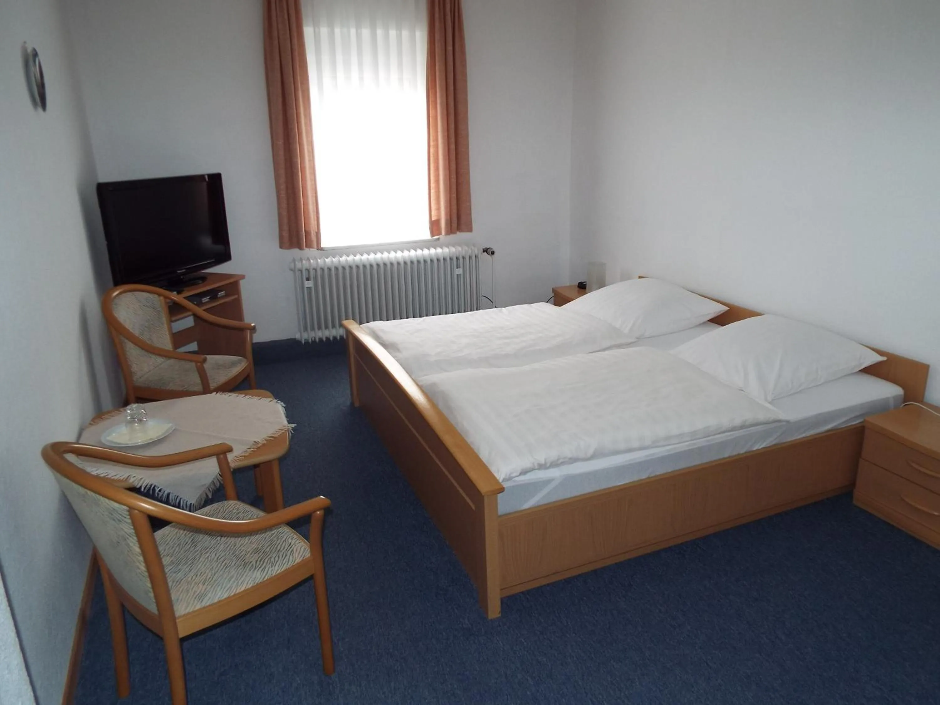 Photo of the whole room, Bed in Hotel garni Zum Reinhardswald