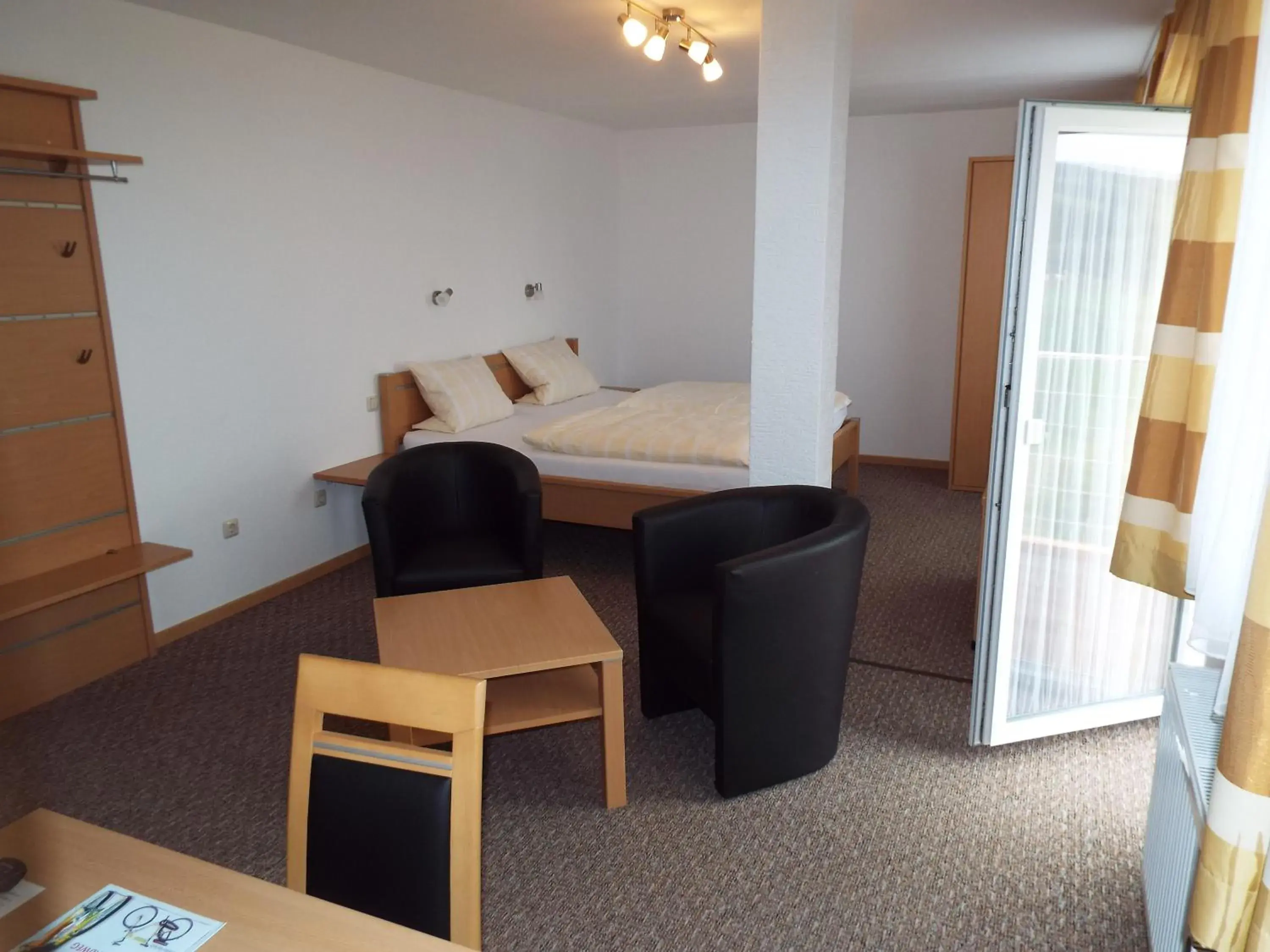 Deluxe Double Room with Balcony - single occupancy in Hotel garni Zum Reinhardswald Deluxe Double Room with Balcony - single occupancy in Hotel garni Zum Reinhardswald