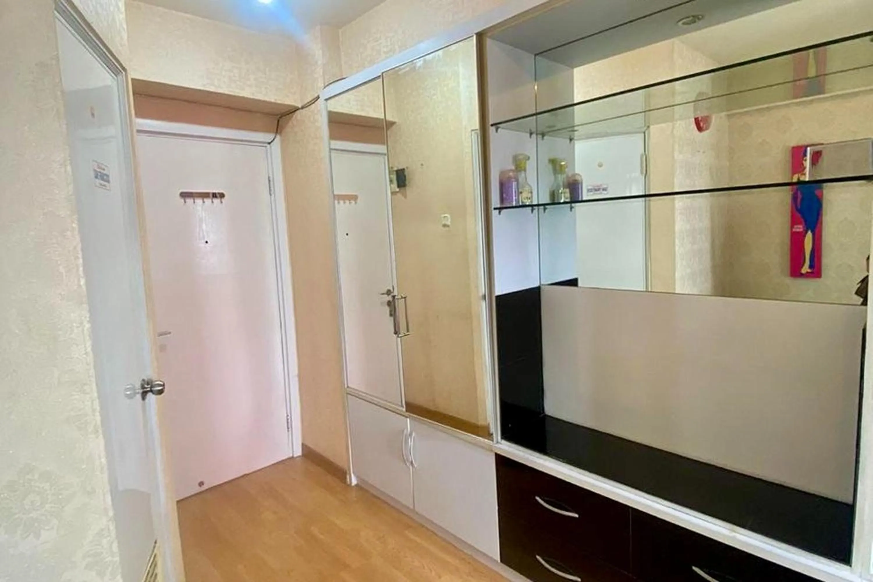 wardrobe in Green Pramuka by Uchi Property