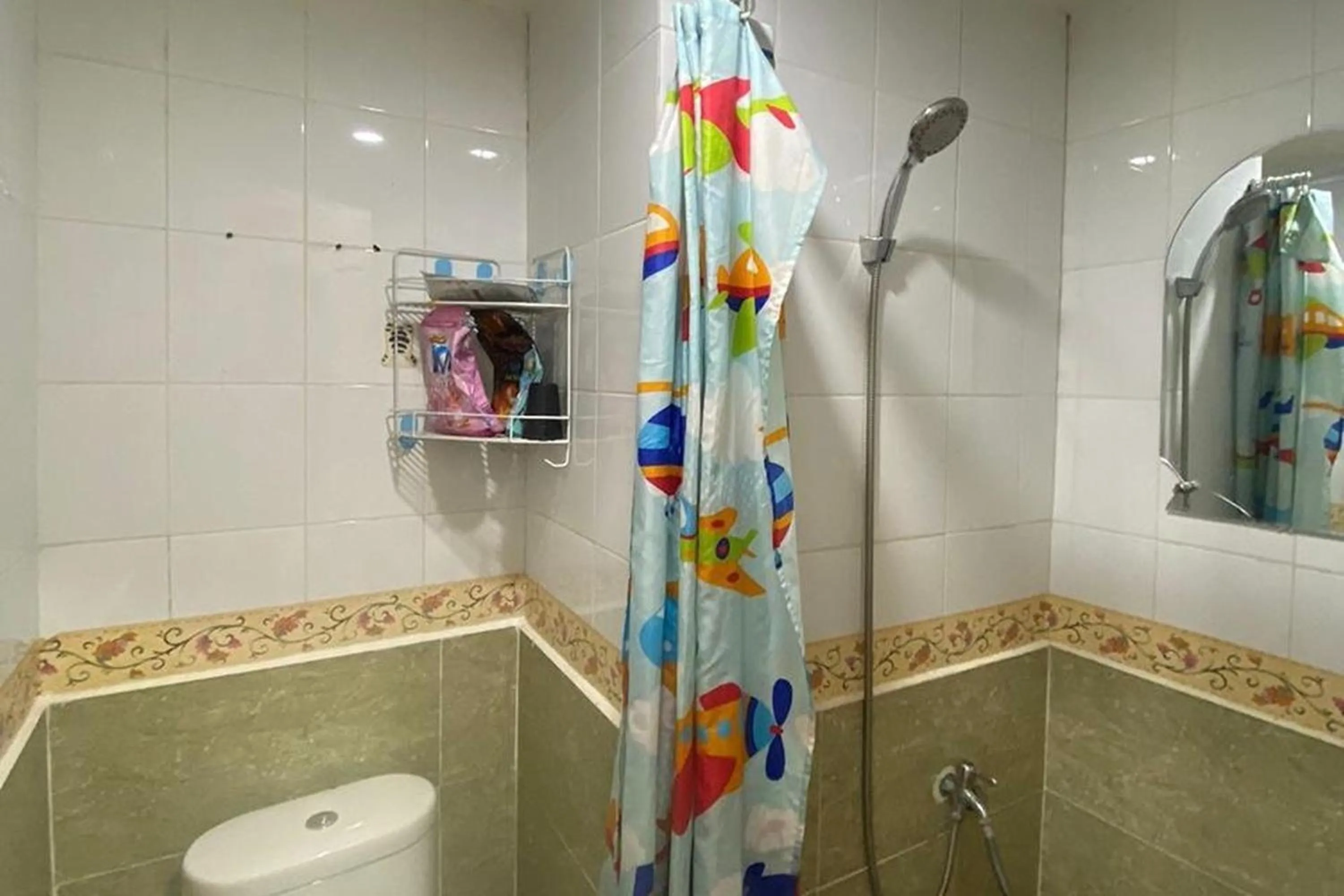 Bathroom in Green Pramuka by Uchi Property