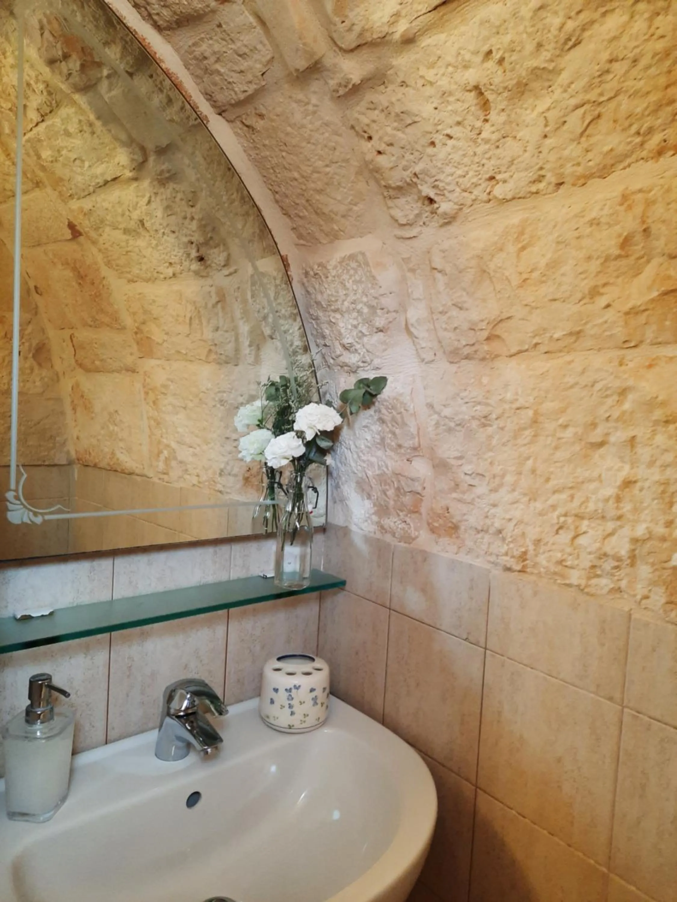 Shower in La Rosa dei Trulli B&B
