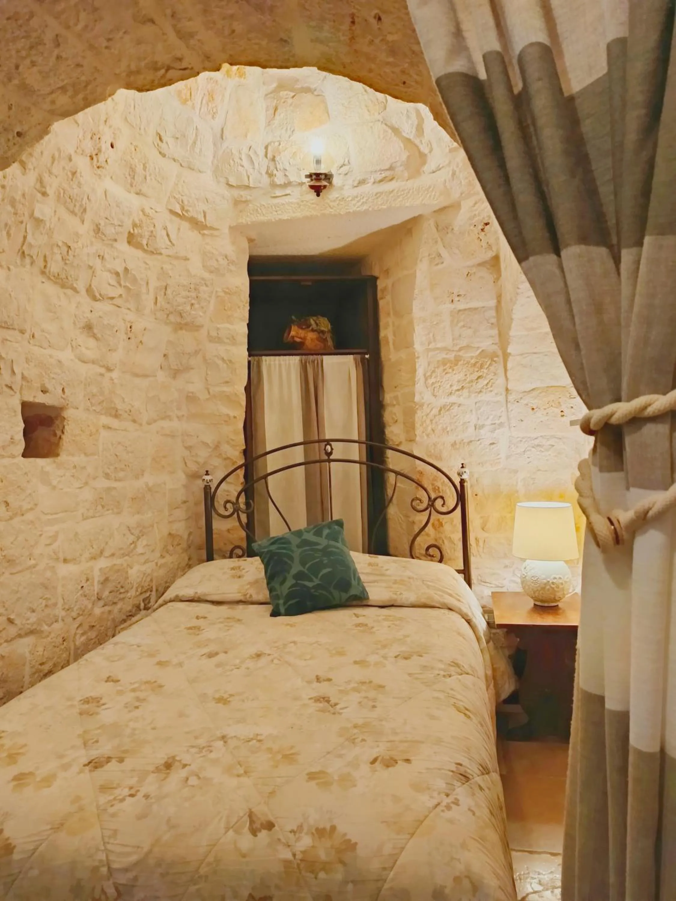 Bed in La Rosa dei Trulli B&B