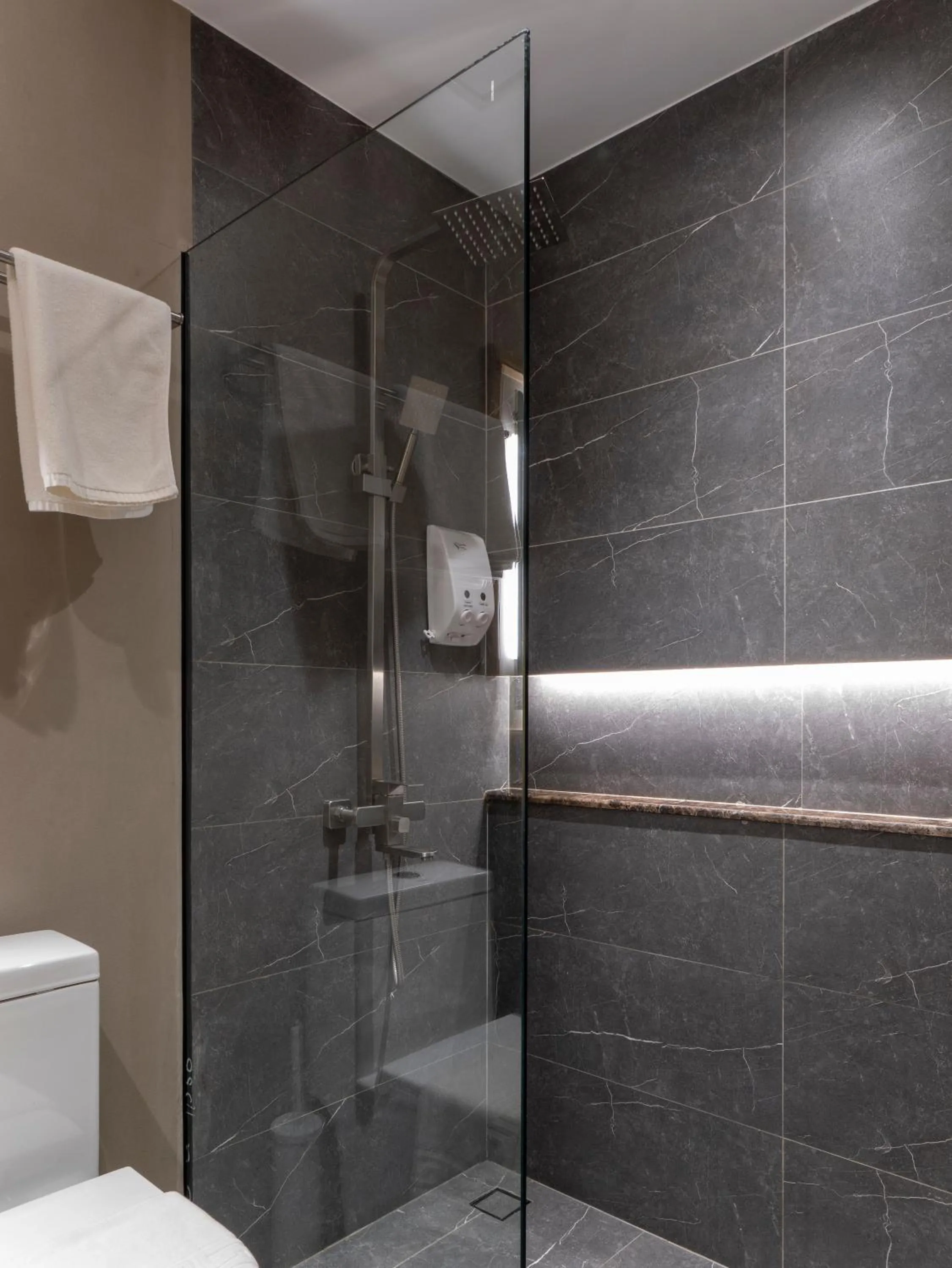 Shower in Lakwa Motel Lio