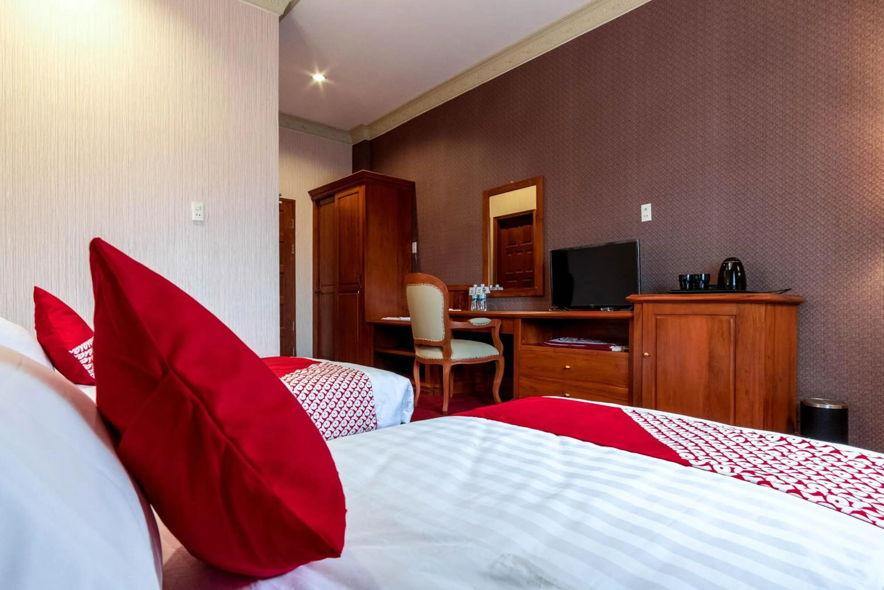 Bedroom, Bed in Capital O 293 Mutiara Hijau Suites Syariah