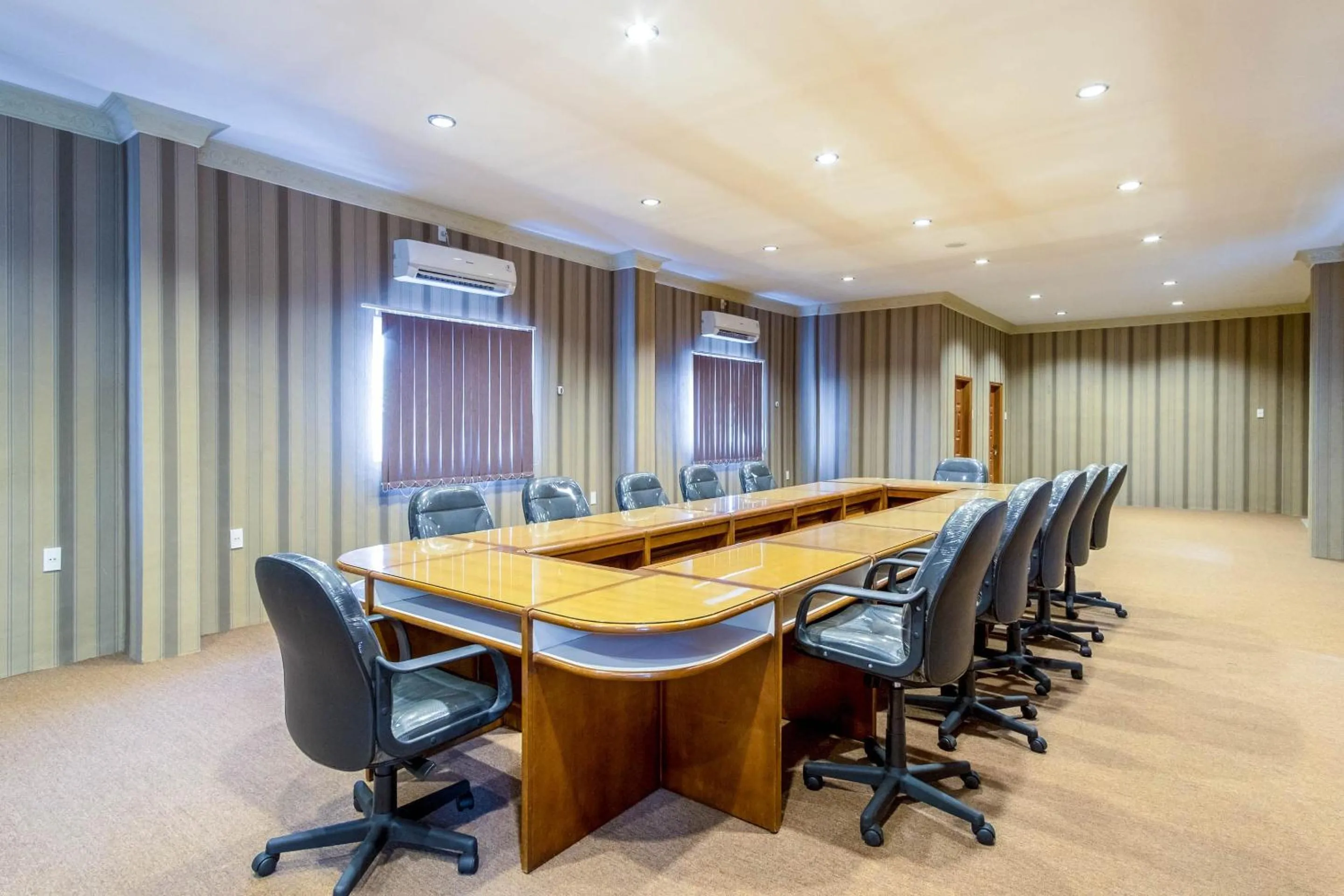 Business facilities in Capital O 293 Mutiara Hijau Suites Syariah