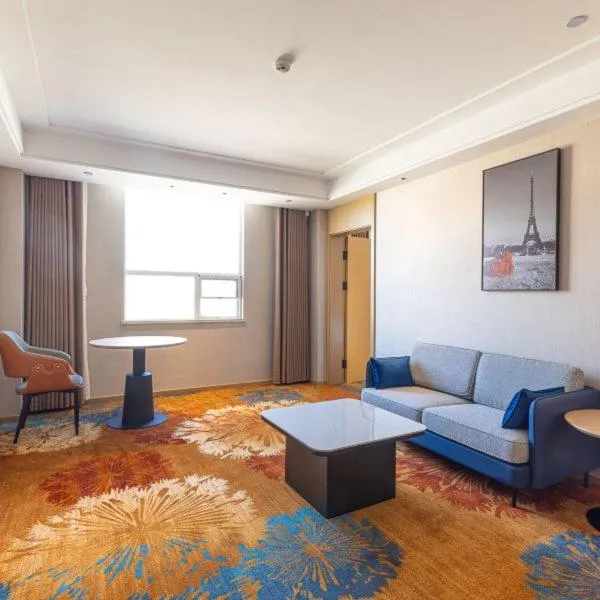 Living room in Ramada Plaza by Wyndham Ezhou Binjiang