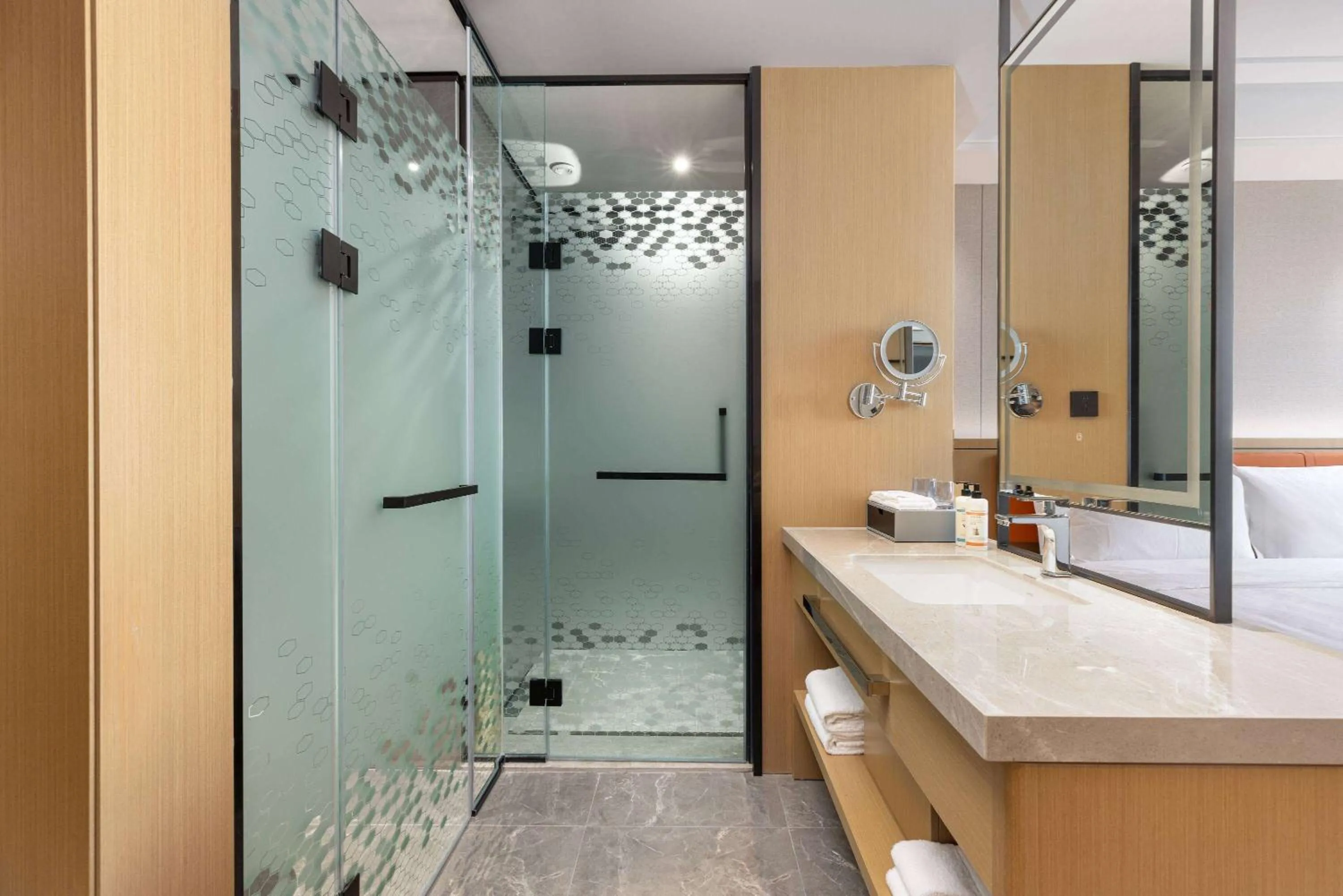 Bathroom in Ramada Plaza by Wyndham Ezhou Binjiang