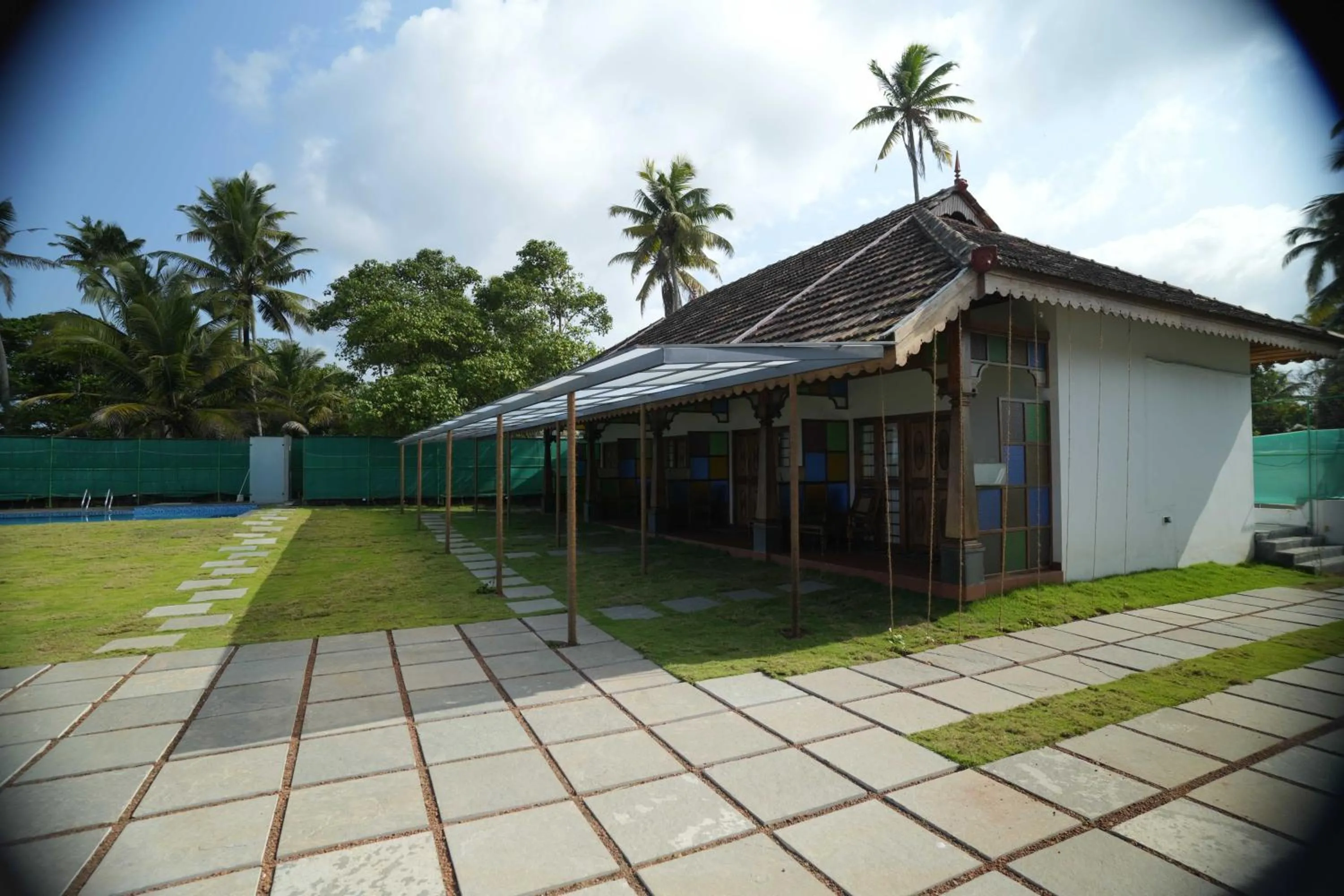 Property building in Ragas - Marari Beach Villa By Perfect Stays