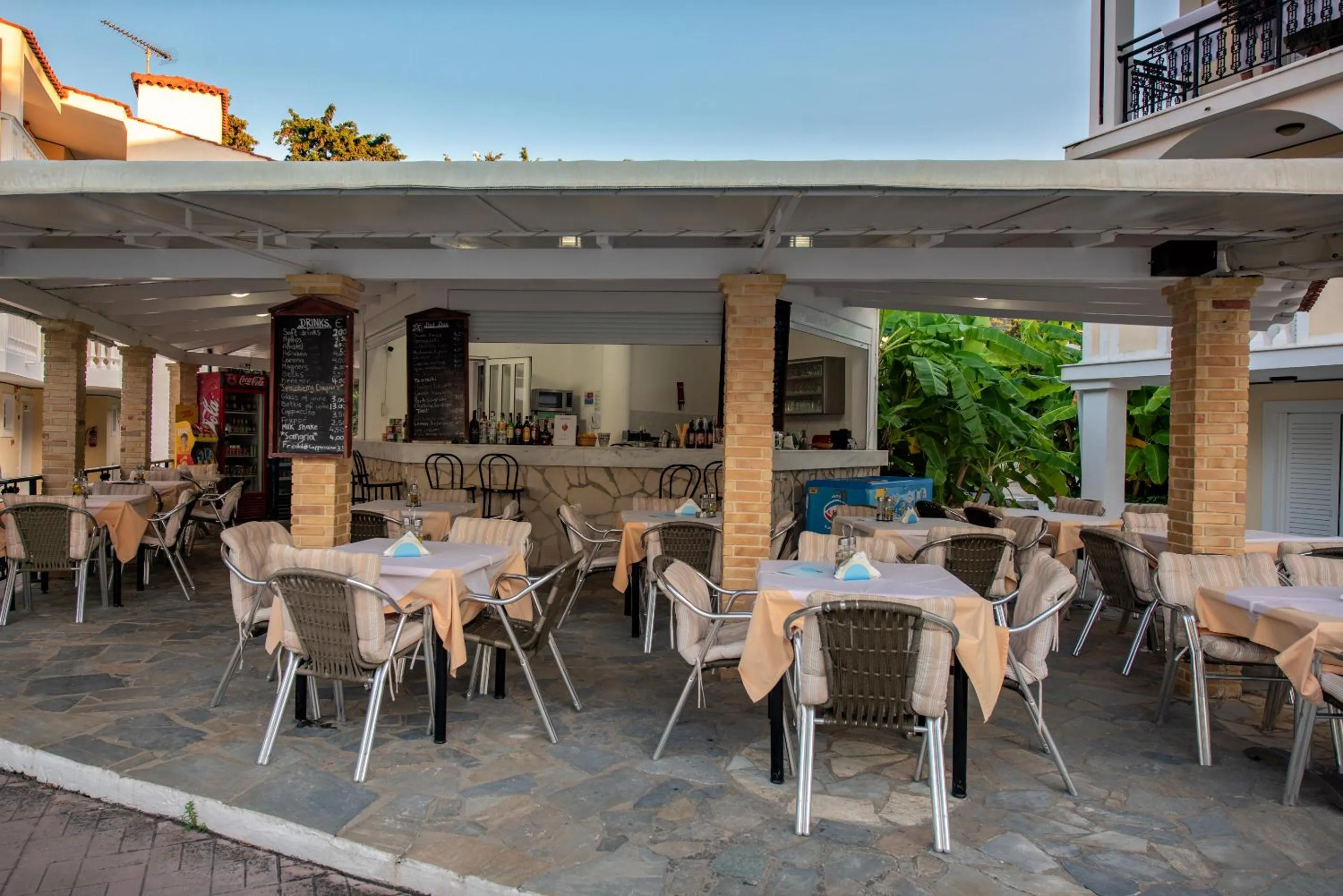 Restaurant/places to eat in Porto Iliessa