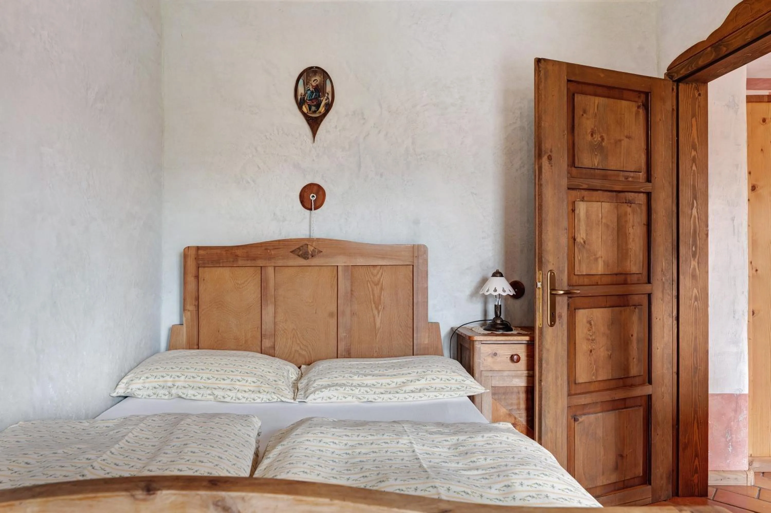 Living room, Bed in Agriturismo Alpenvidehof