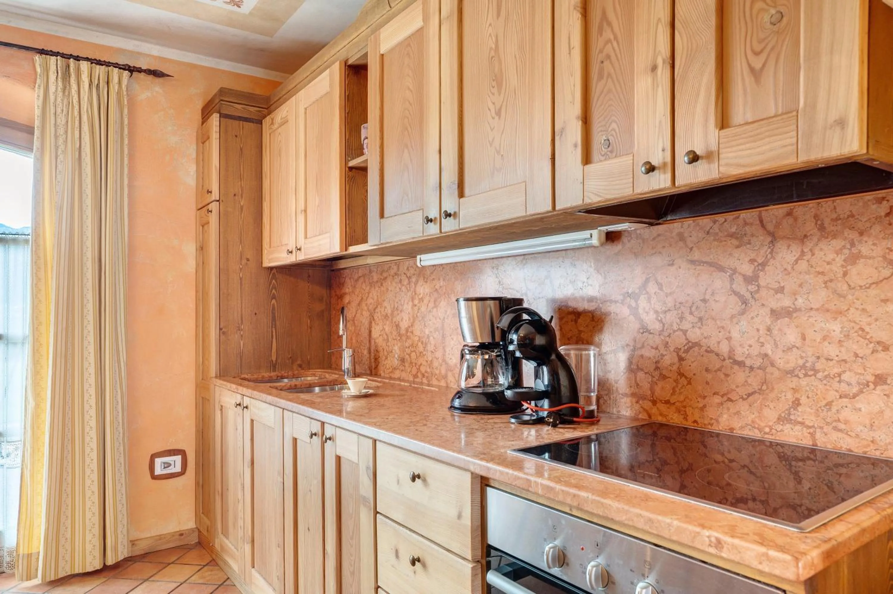 Kitchen or kitchenette in Agriturismo Alpenvidehof
