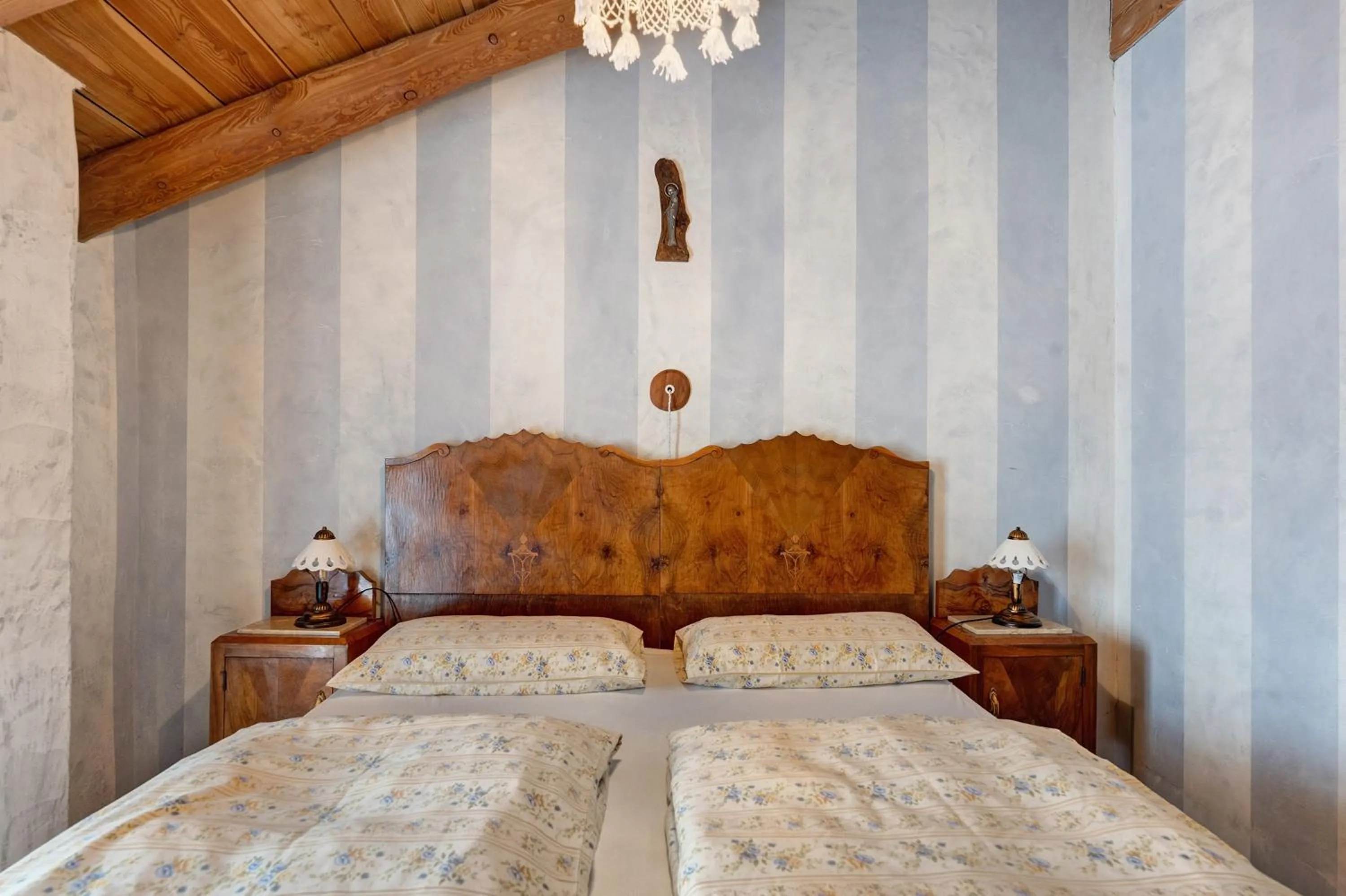 Living room, Bed in Agriturismo Alpenvidehof