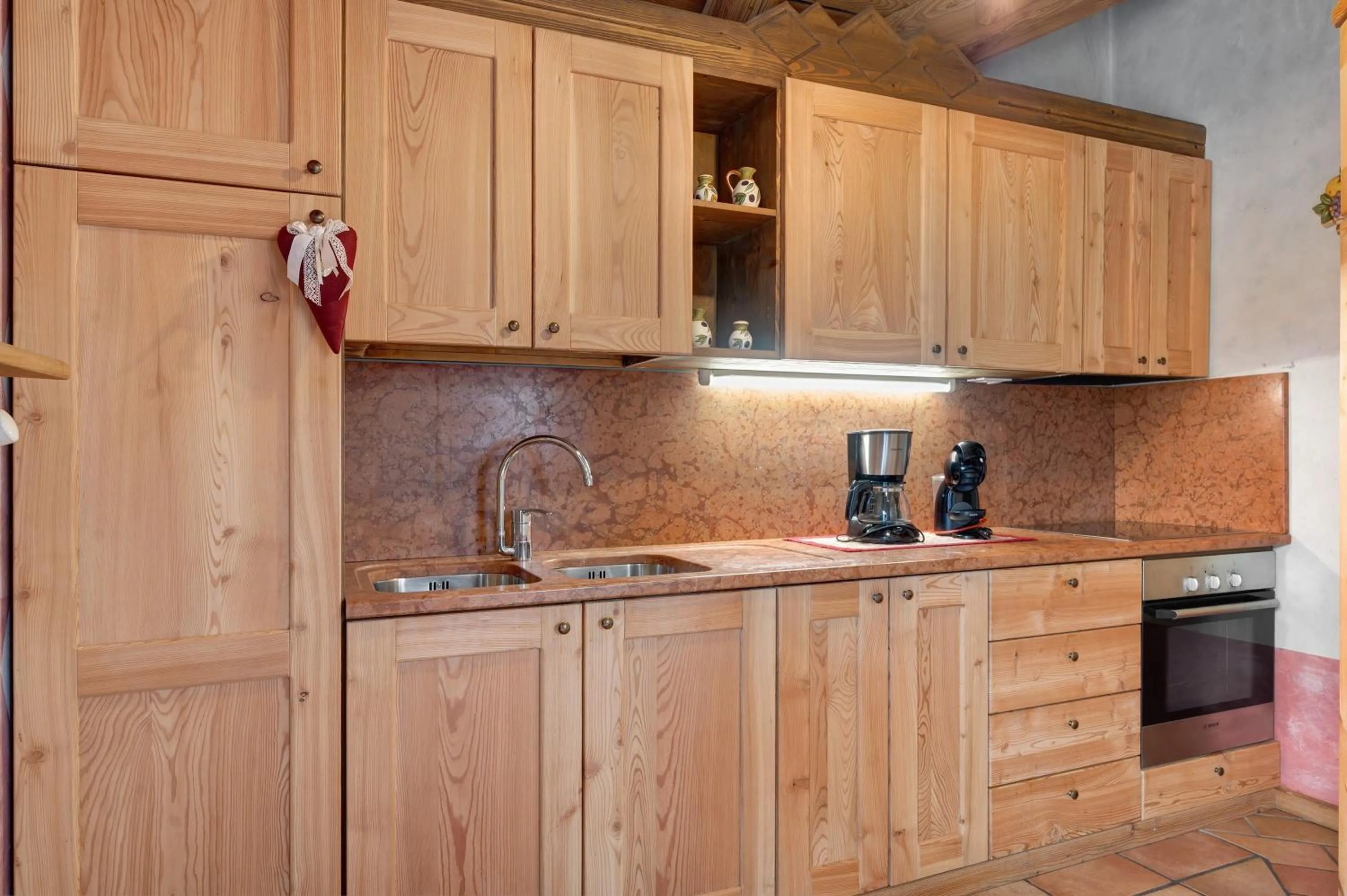 Kitchen or kitchenette in Agriturismo Alpenvidehof