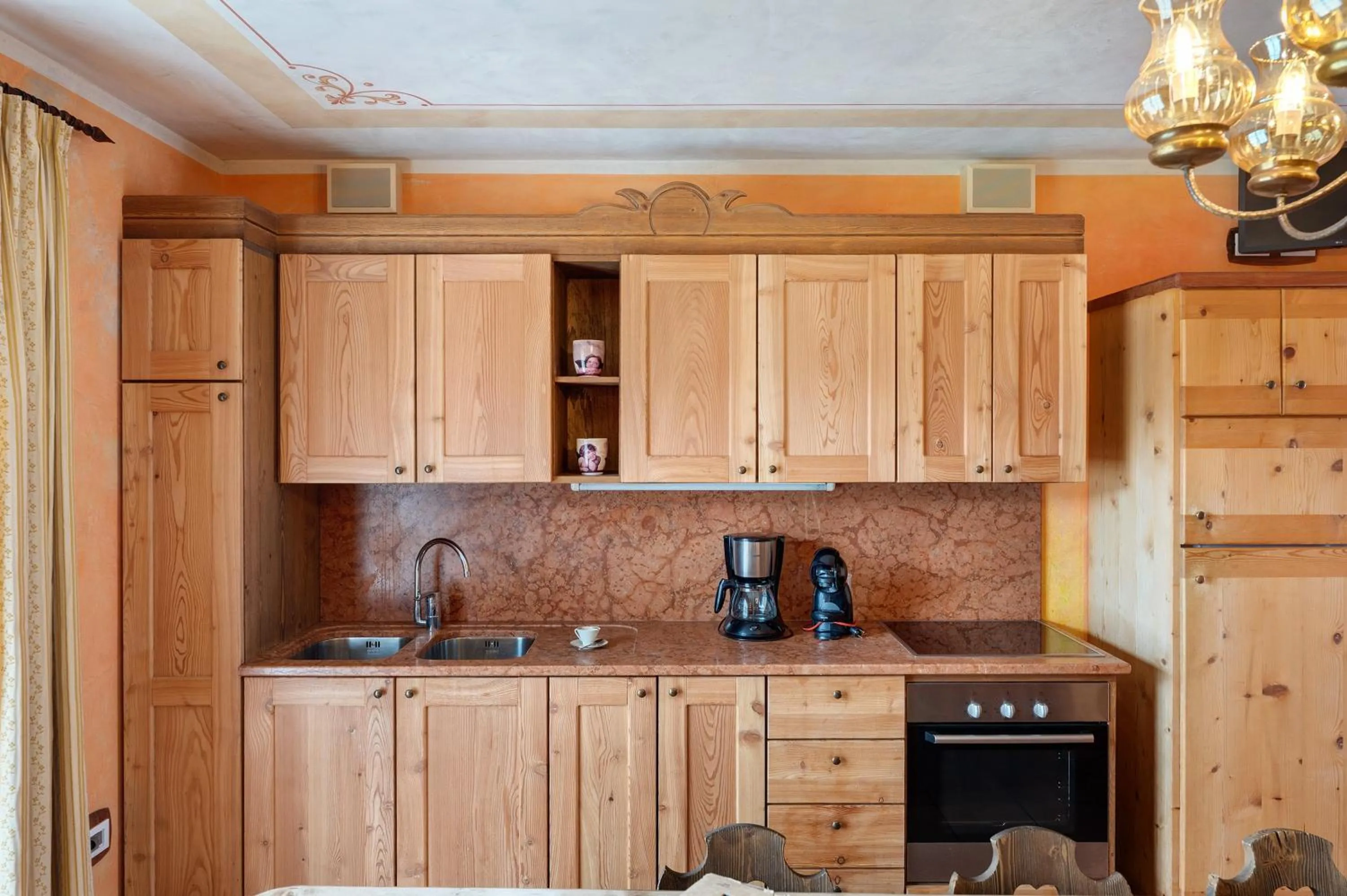 Kitchen or kitchenette in Agriturismo Alpenvidehof