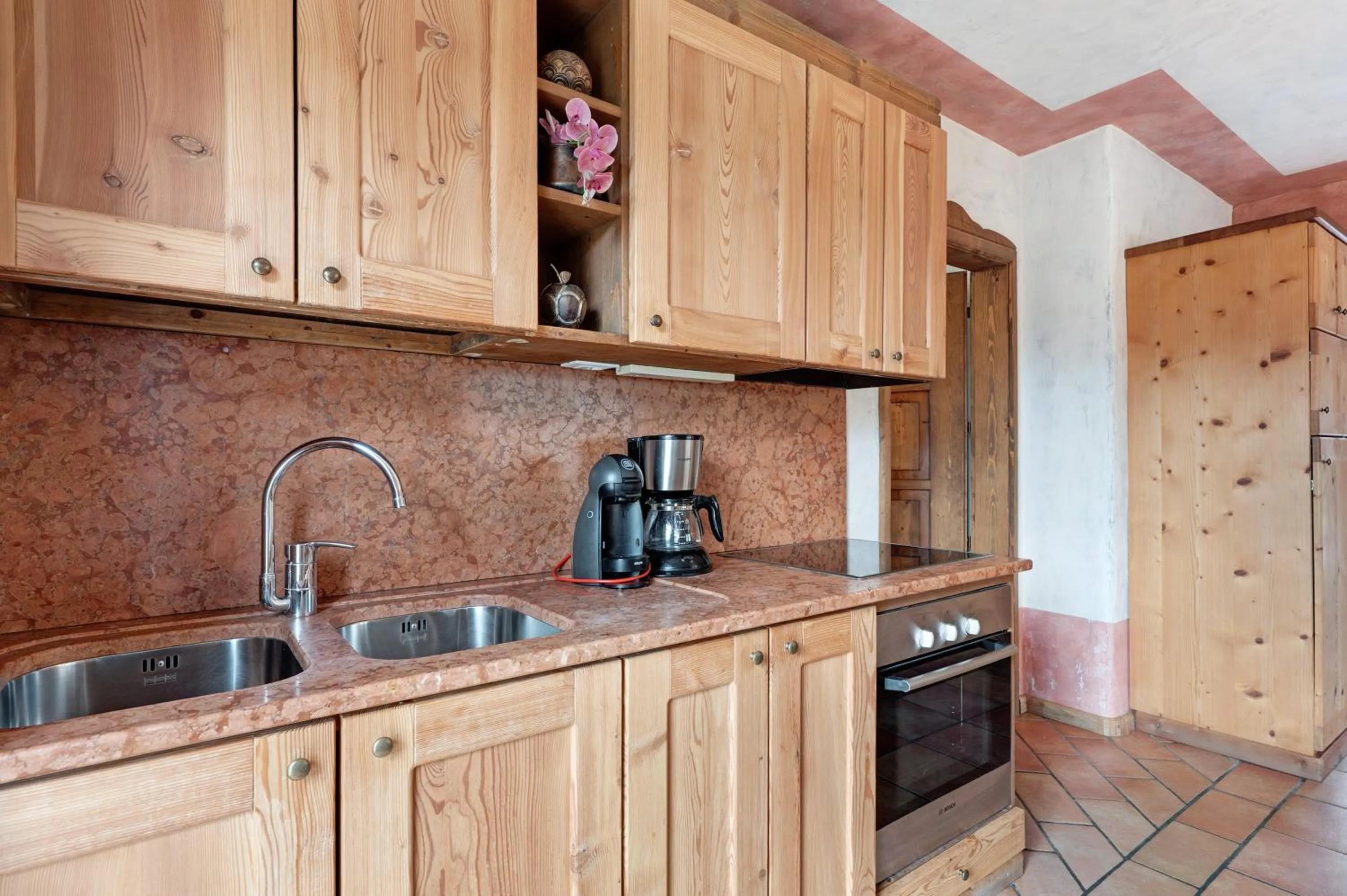 Kitchen or kitchenette in Agriturismo Alpenvidehof