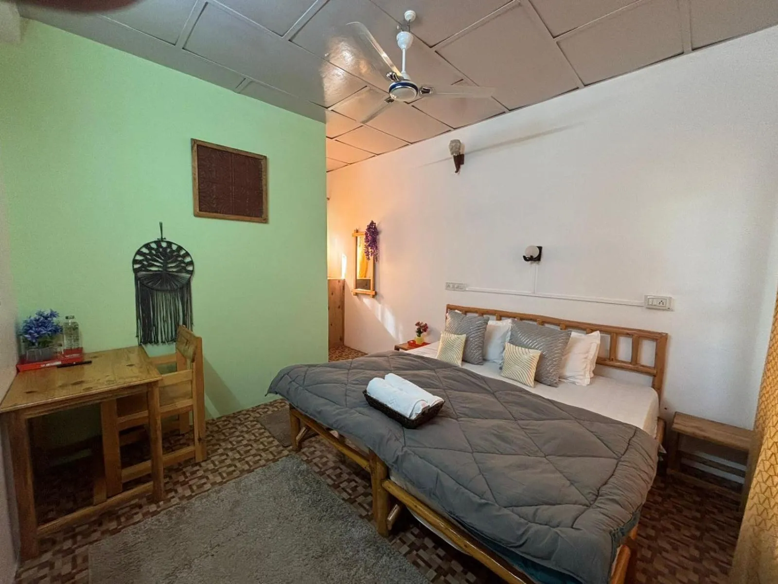 Bedroom, Bed in The Hood