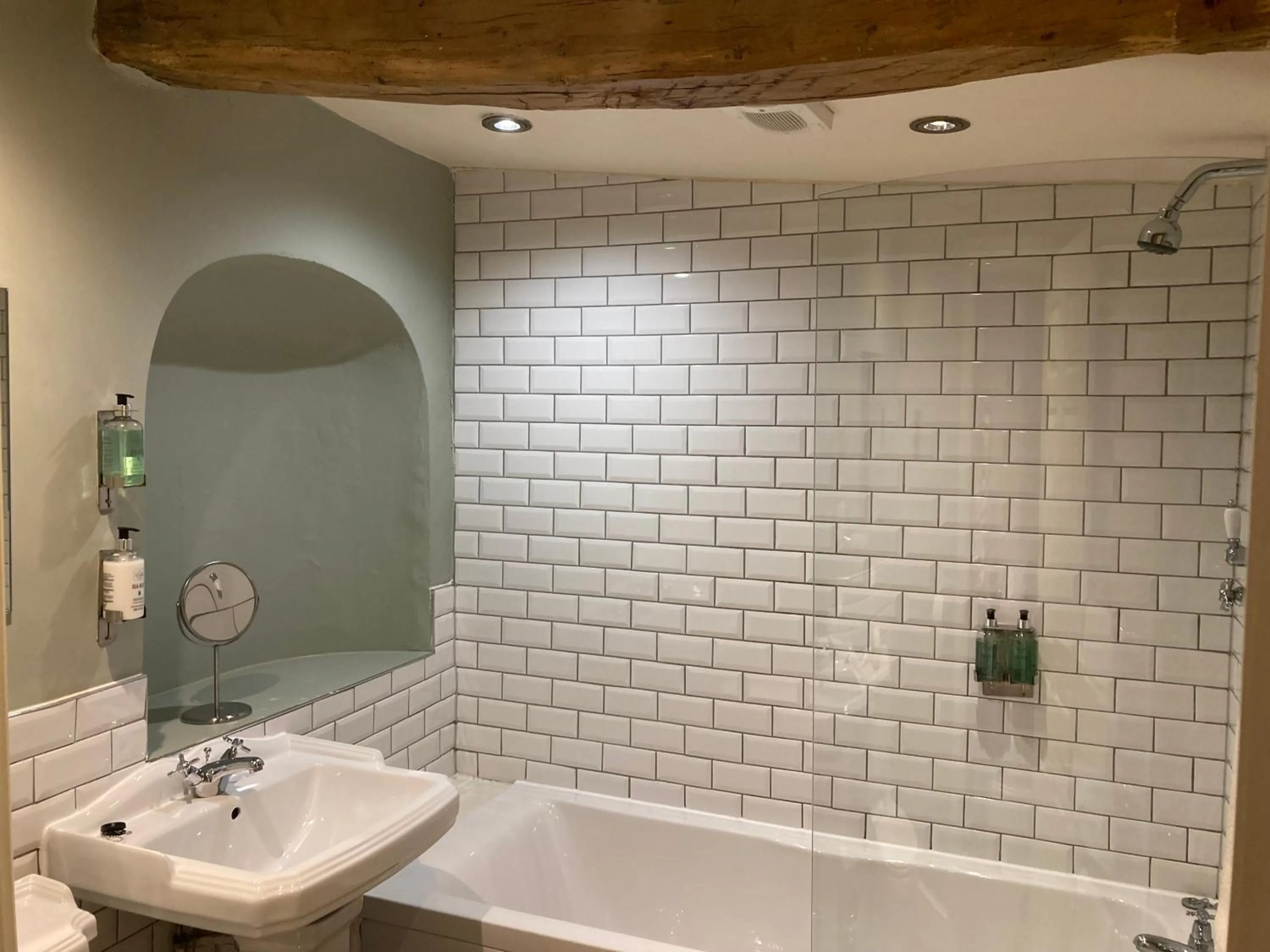 Shower in Snooty Fox