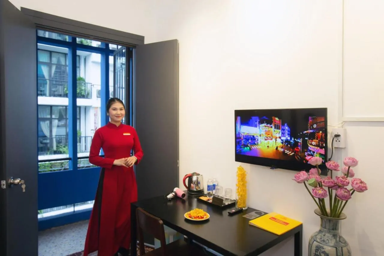 Staff in THE RICE HOTEL Nong Thon Dai Viet 131 Bui Vien