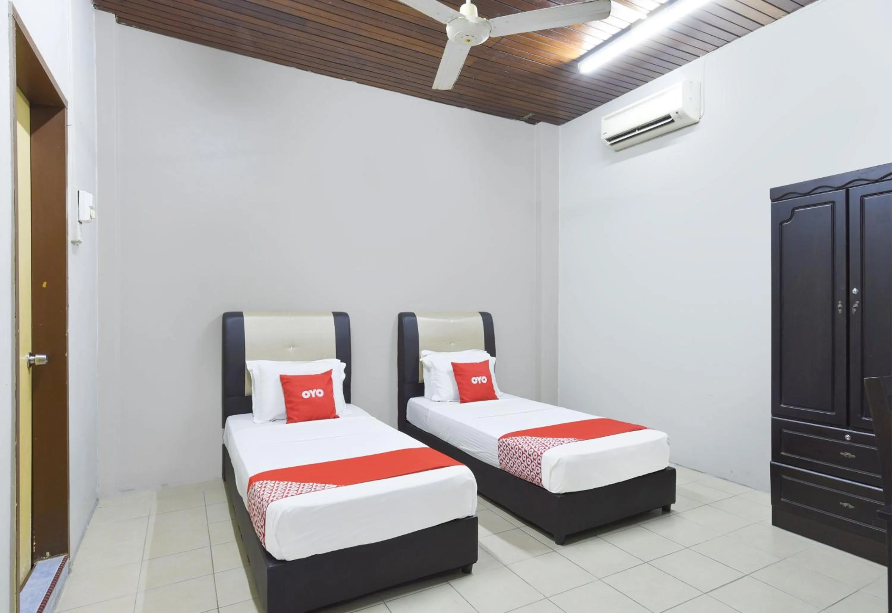 Standard Twin Room in OYO 91052 Hotel Kenangan