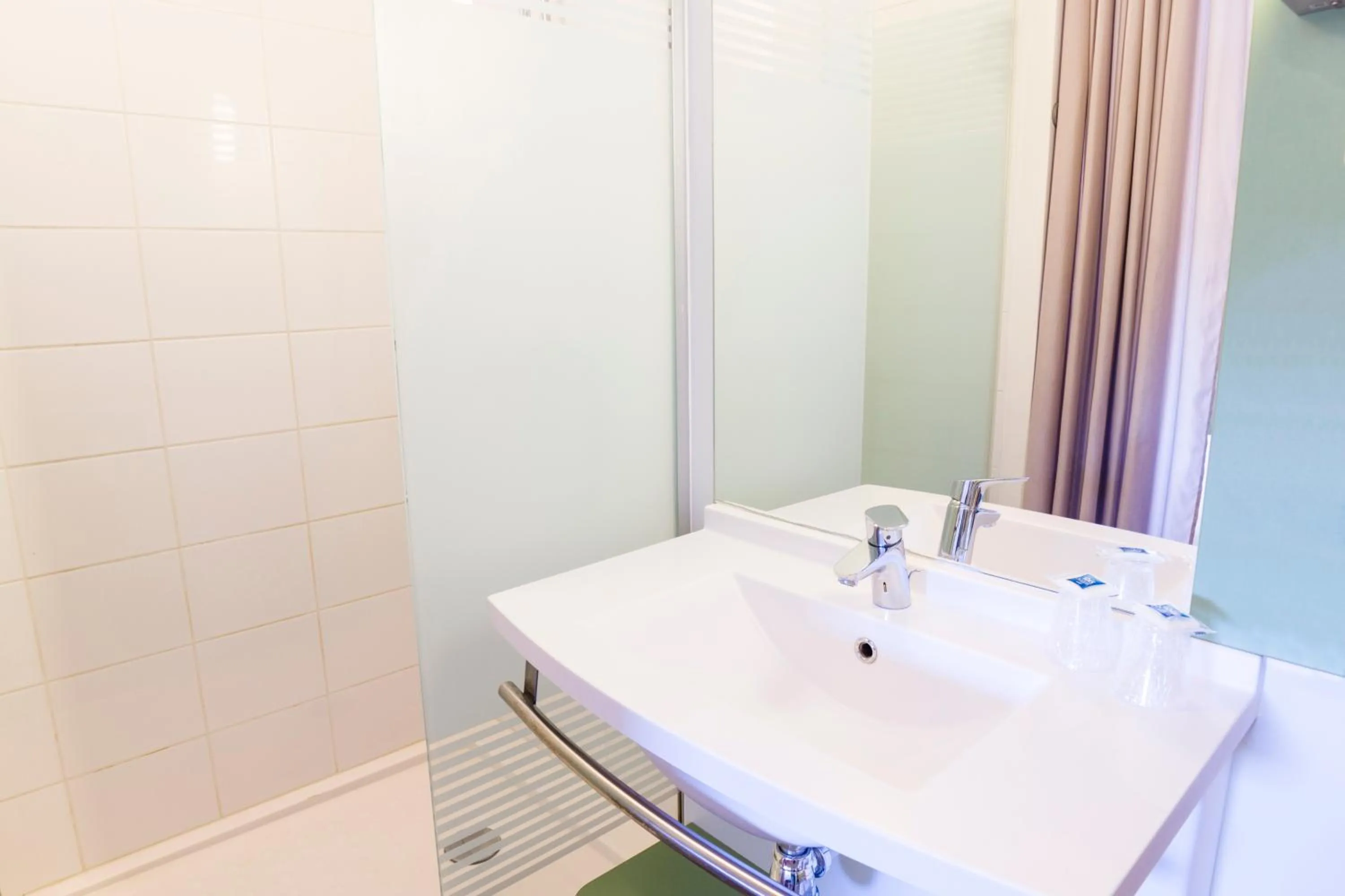 Shower in Ibis Budget Valence Sud