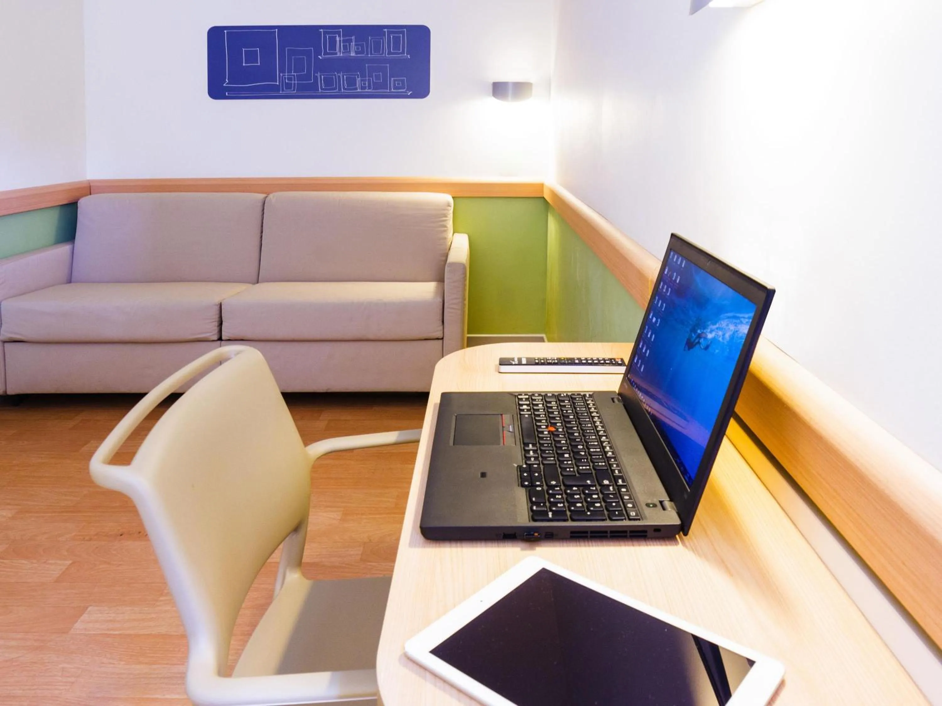 Bedroom in Ibis Budget Valence Sud