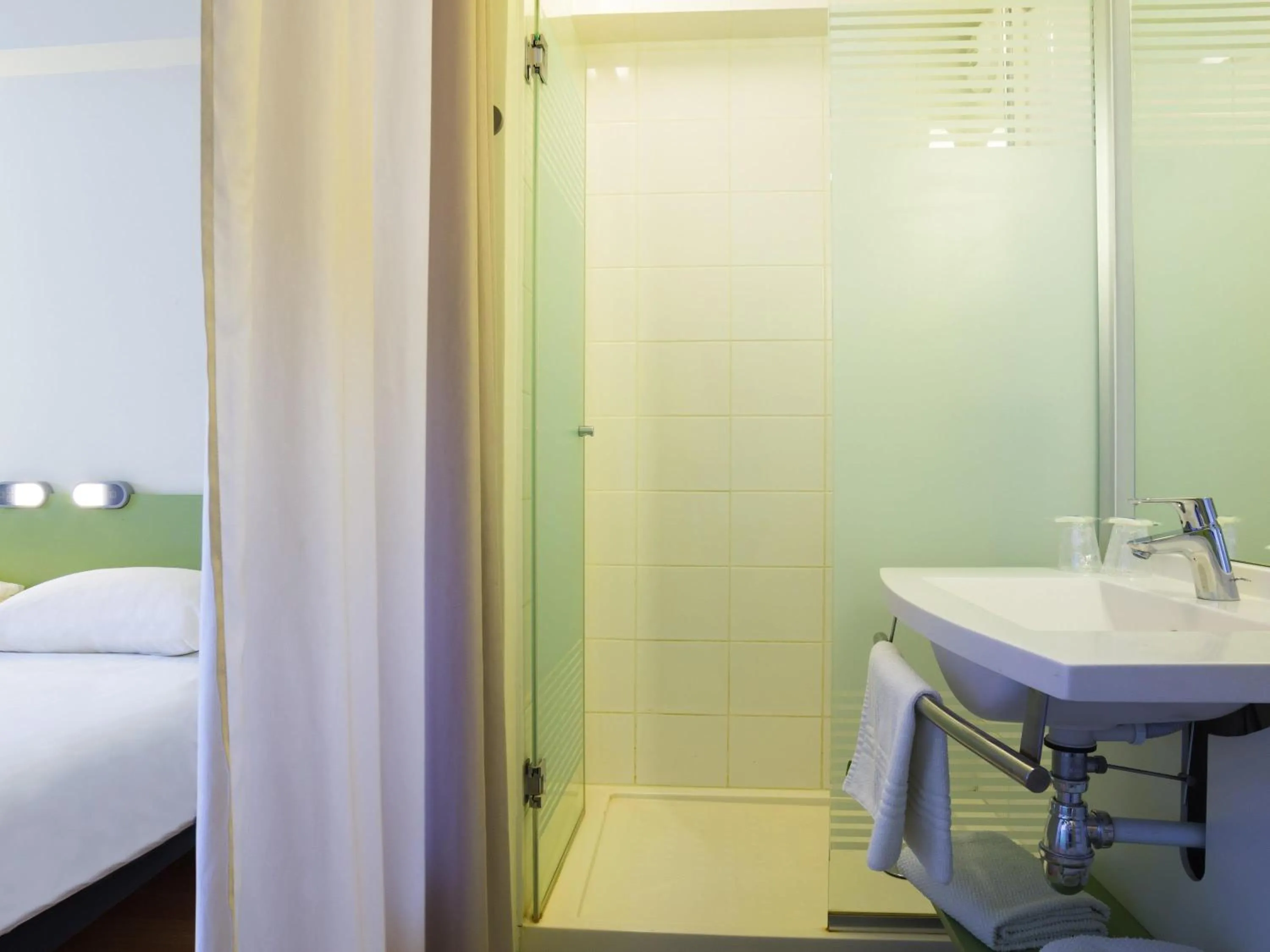 Bedroom, Bed in Ibis Budget Valence Sud