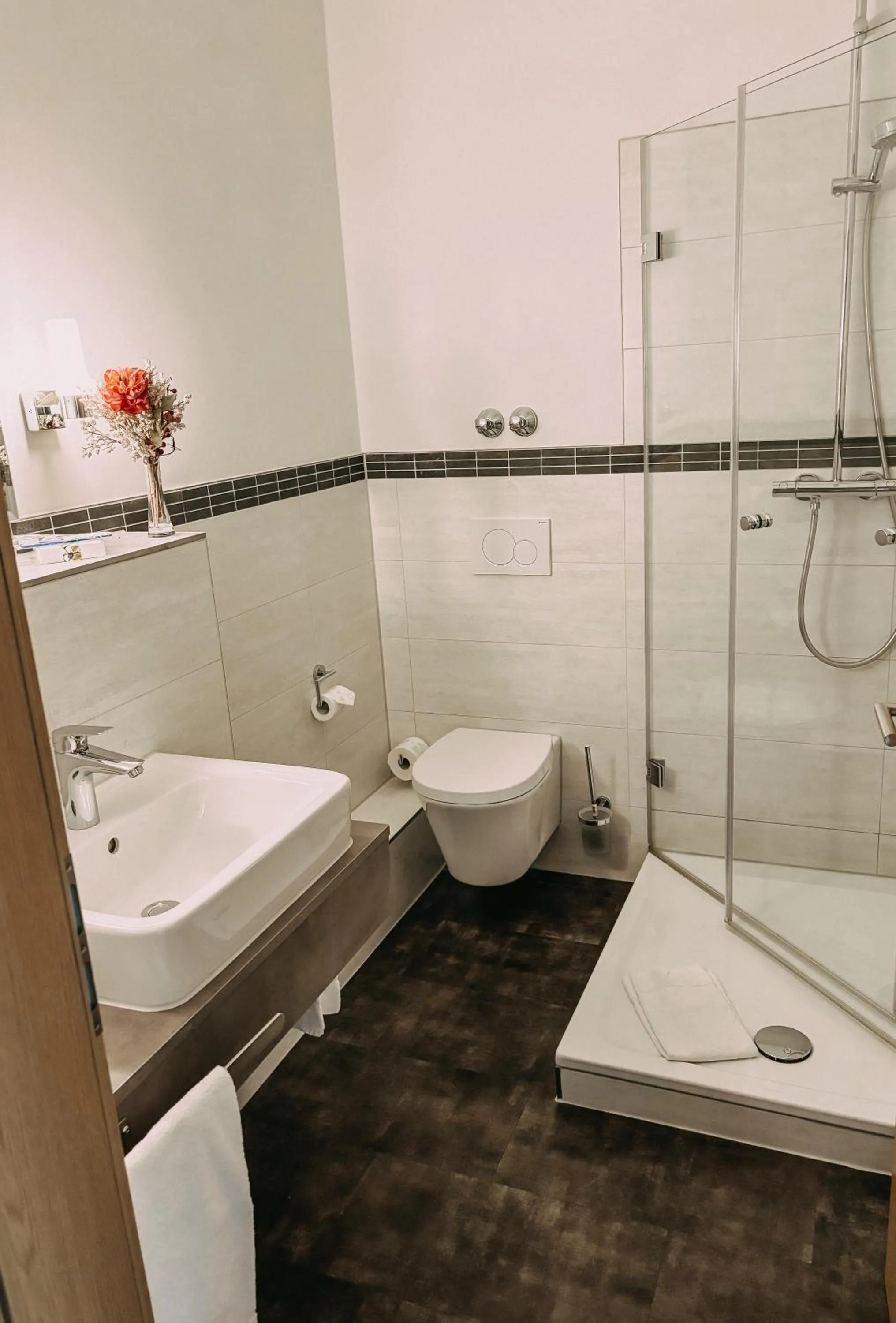 Shower in Komm' In Hotel