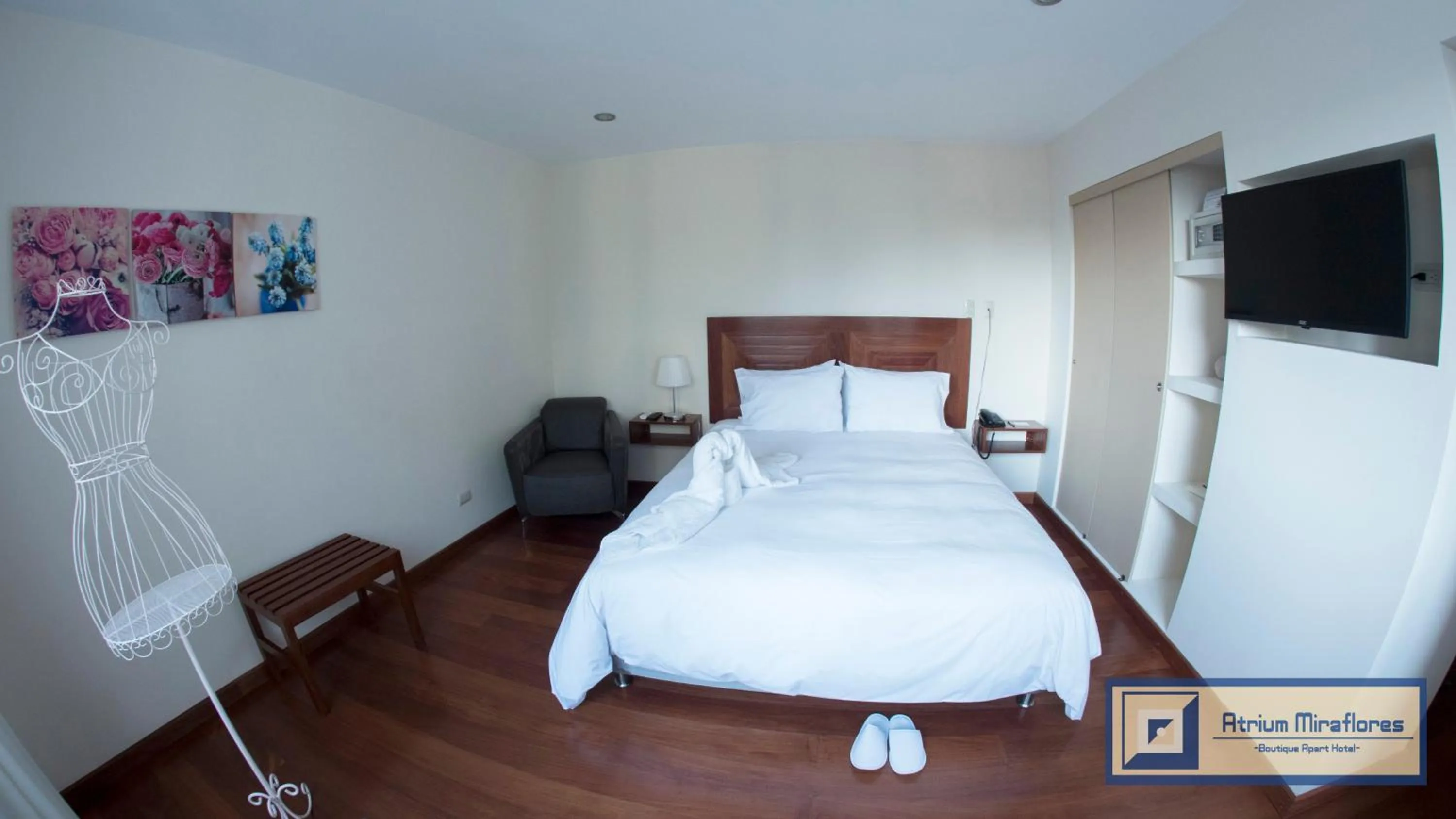 Photo of the whole room, Bed in Atrium Miraflores Hotel