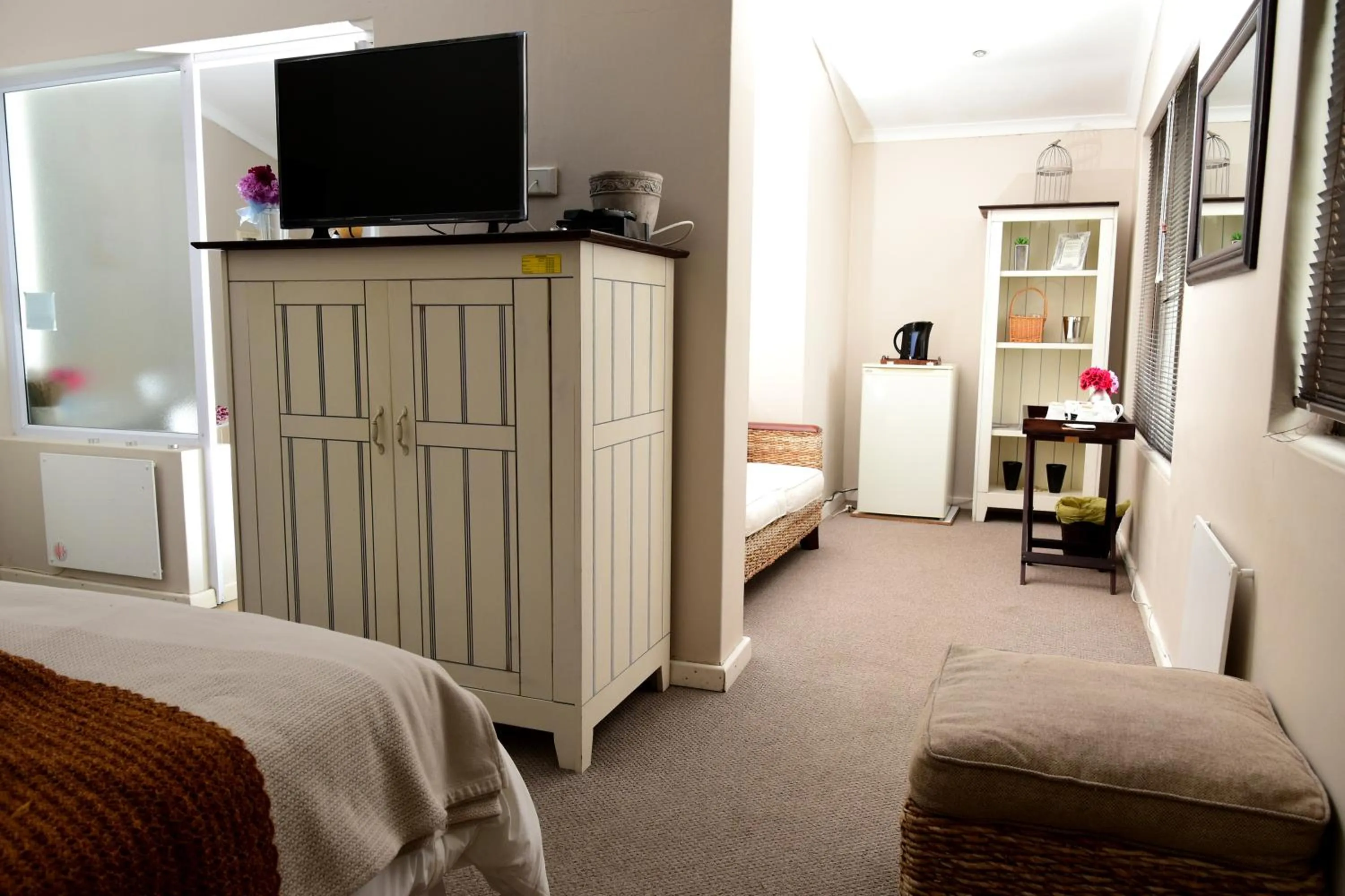 Seating area, Bed in Riviera Hotel & Chalets